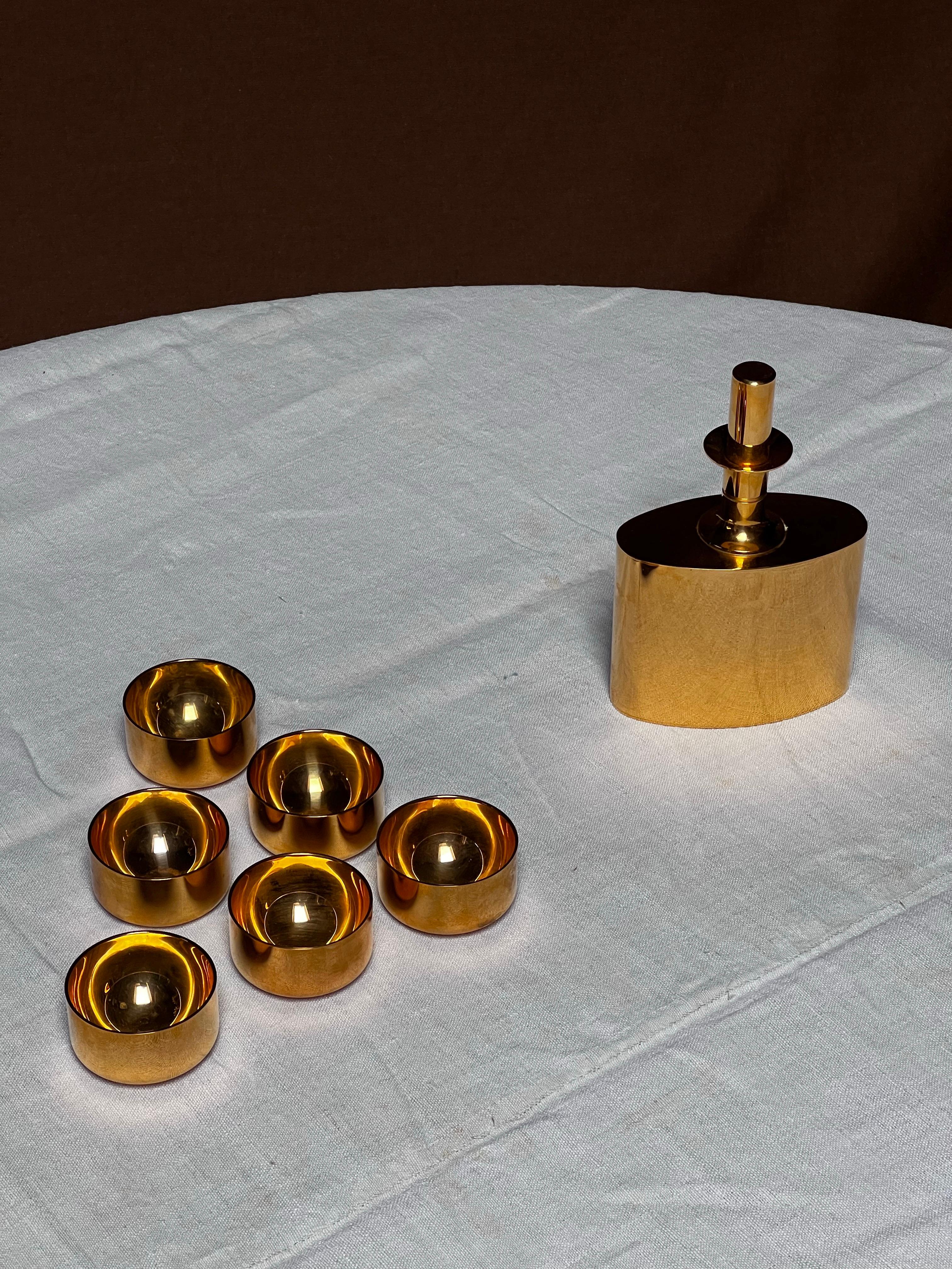 Scandinavo moderno Caraffa placcata in oro Pierre Forssell Realizzata a mano a Skultuna in Svezia. Brancusi in vendita