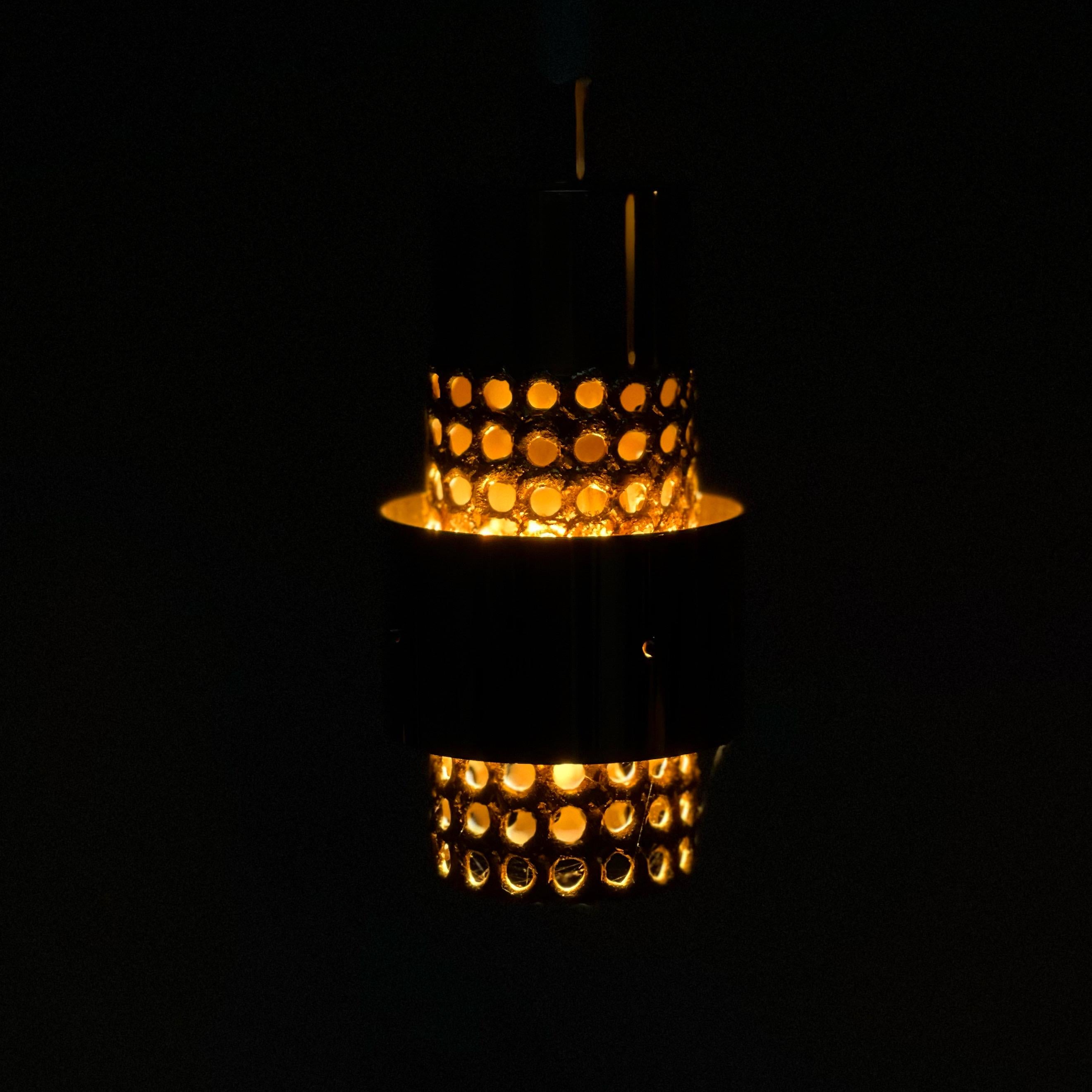 Suédois Pierre Forssell important ensemble de 7 lampes en laiton des années 1970, fabriquées en Suède en vente
