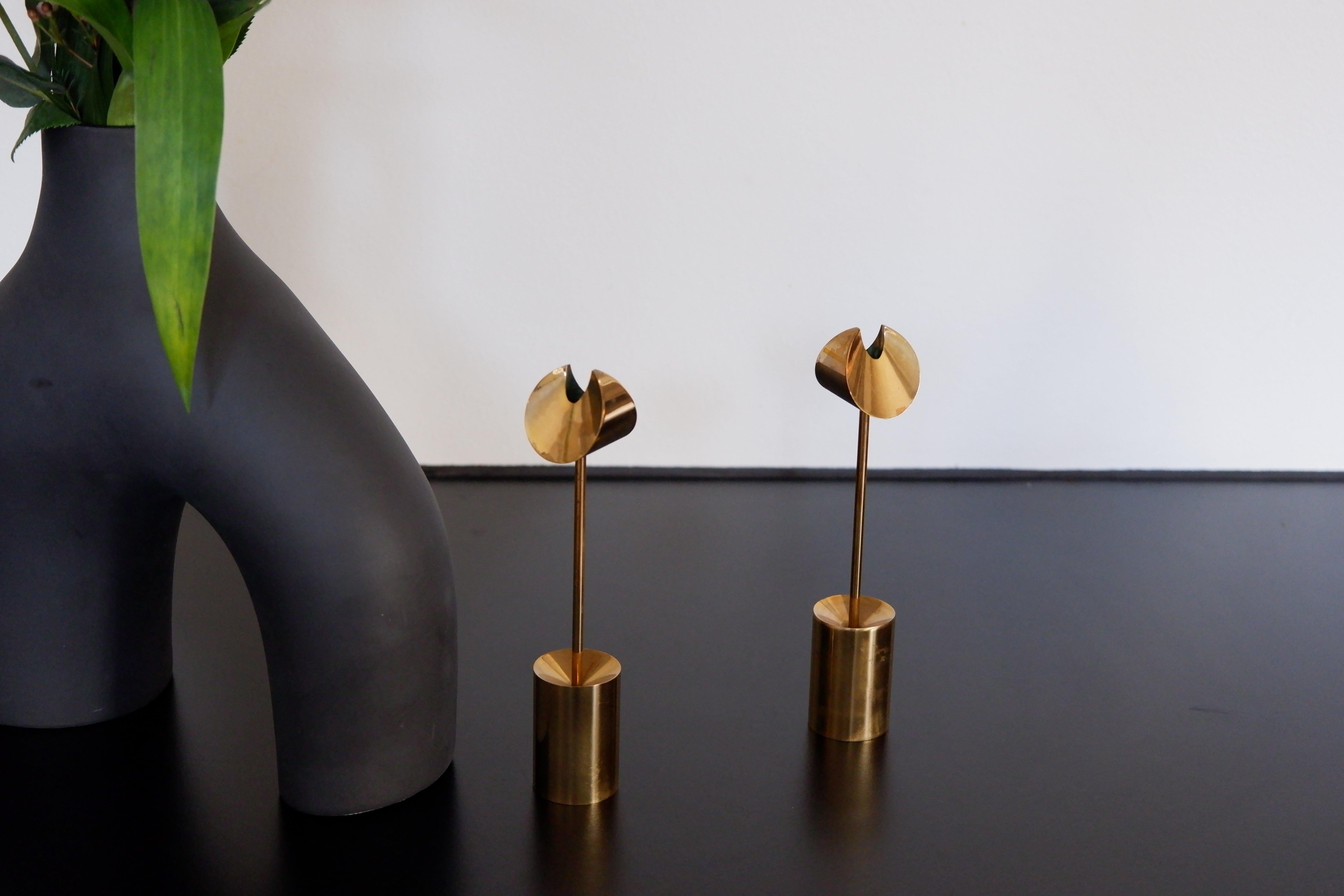 Ein Paar Aniara-Kerzenhalter aus massivem Messing, hergestellt von Skultuna in den 70er Jahren. Beide Kerzenständer sind vom Herausgeber und von Pierre Forssell / Pierre Forsell gestempelt. Abmessungen: Höhe: 21 cm.