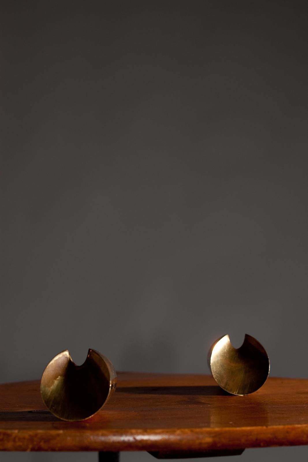 Pierre Forssell, Paar seltene schaukelnde Tulpenmessing-Kerzenhalter aus den 1950er Jahren, Skultuna (20. Jahrhundert) im Angebot