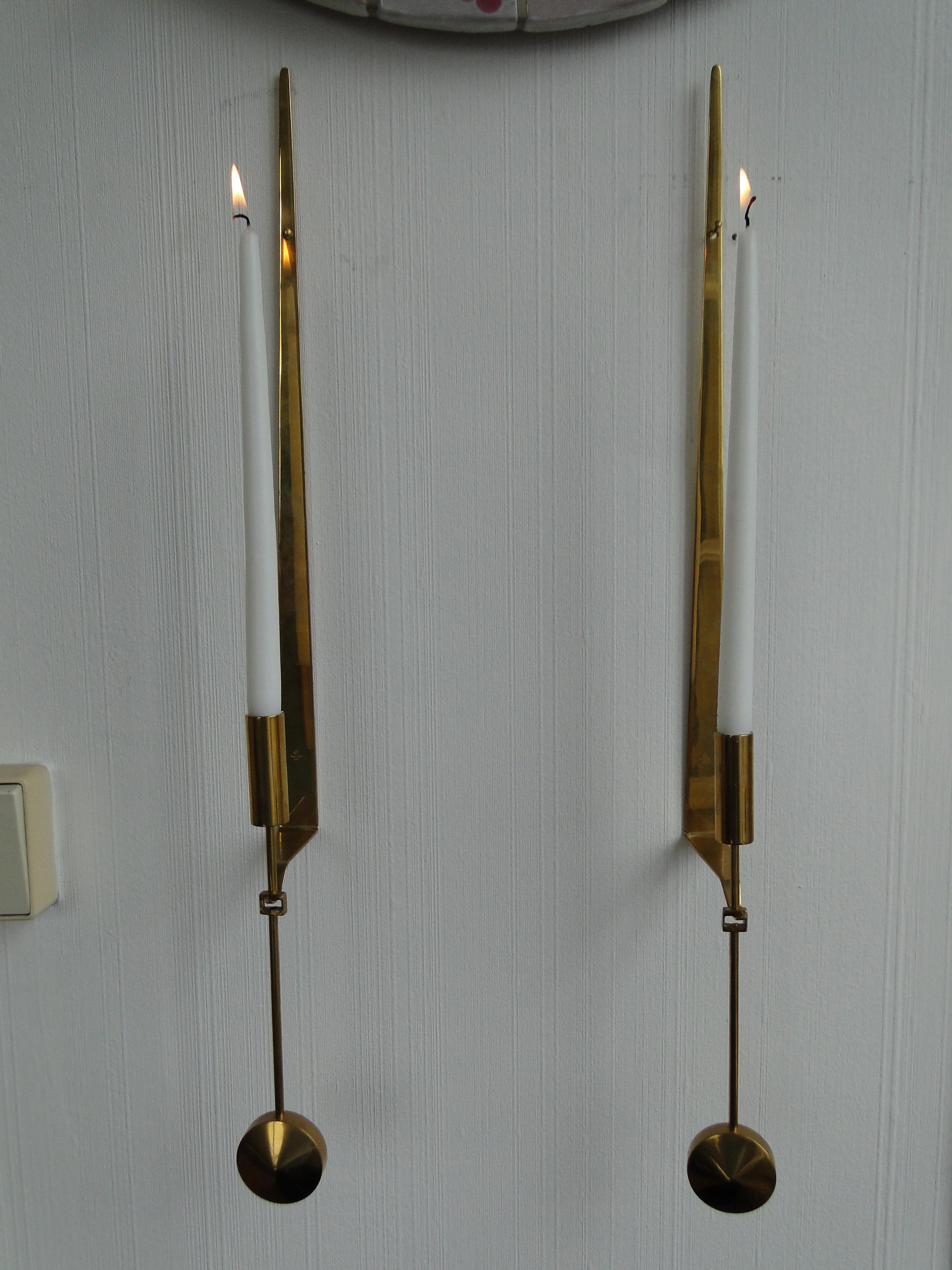 Ein Paar skandinavische Messing-Kerzenständer von Pierre Forssell, Schweden (Moderne der Mitte des Jahrhunderts) im Angebot
