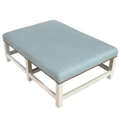 Otomana Tapizada Pierre Frey Azul Con Detalle De Clavos