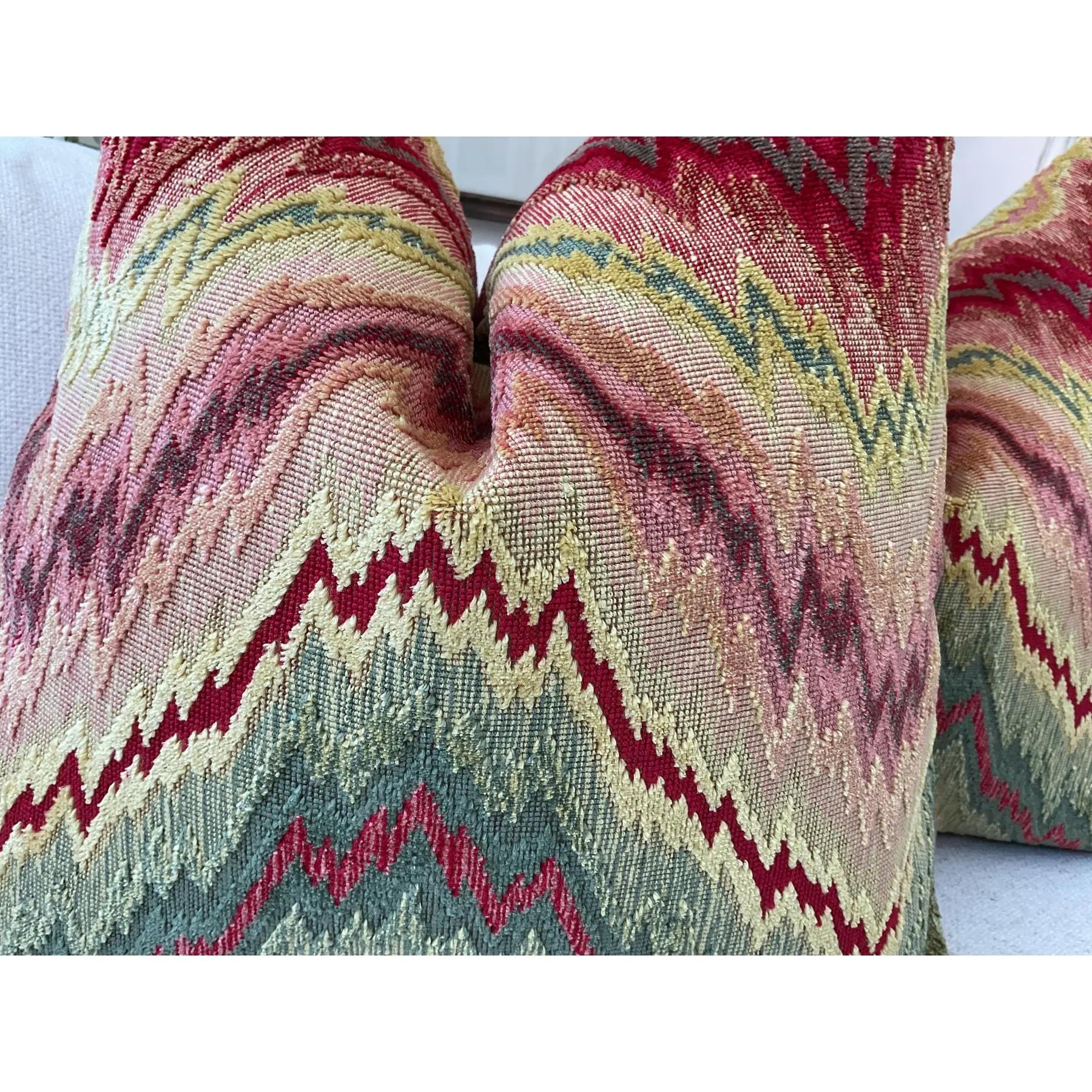 Textile Pierre Frey Budapest en velours sculpté carmin Oreillers garnis de duvet 22