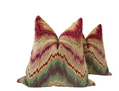 Pierre Frey "Budapest" en terciopelo tallado carmín Almohadas rellenas de plumón de 22" - un par
