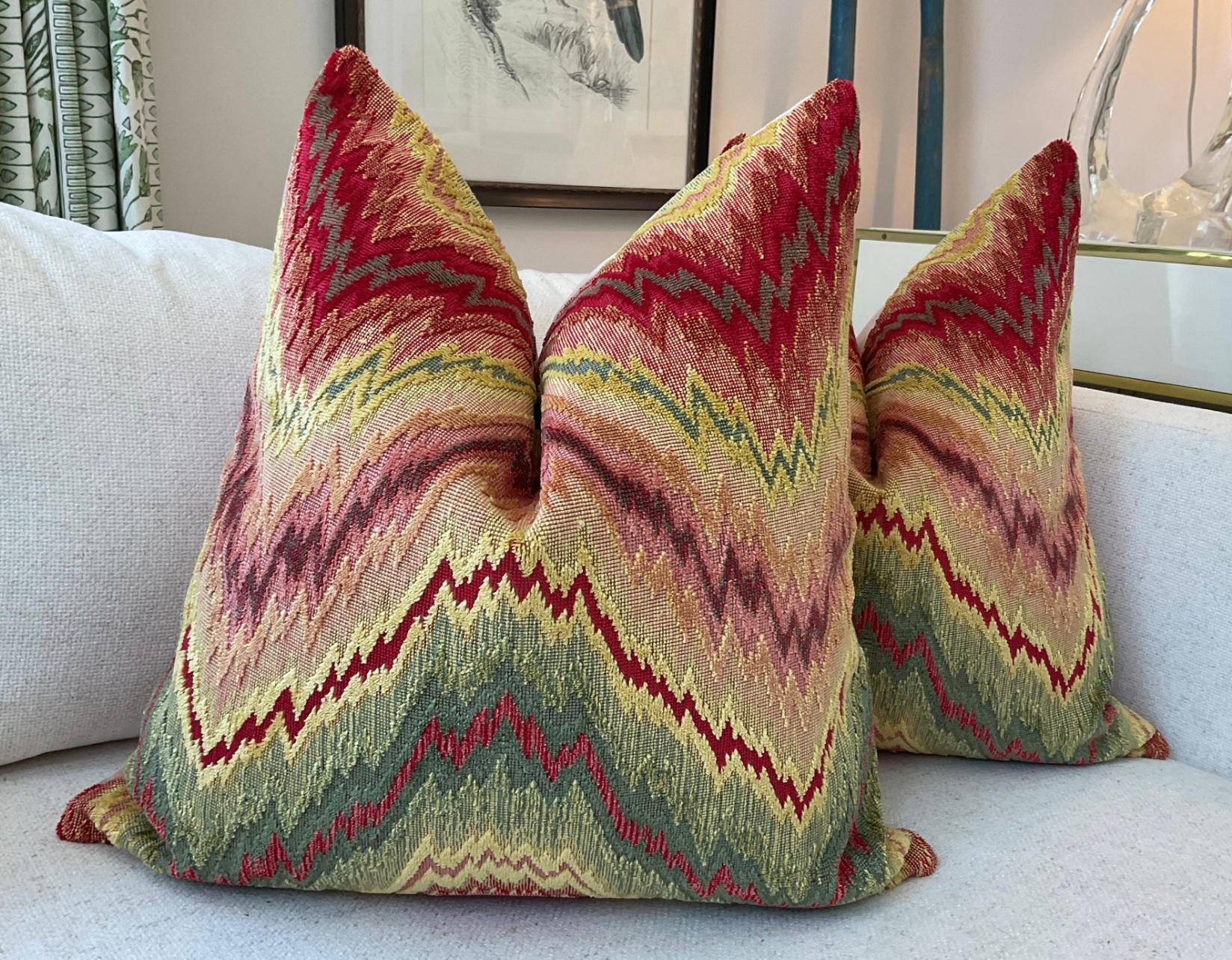 Pierre Frey Budapest en velours sculpté carmin Oreillers garnis de duvet 22