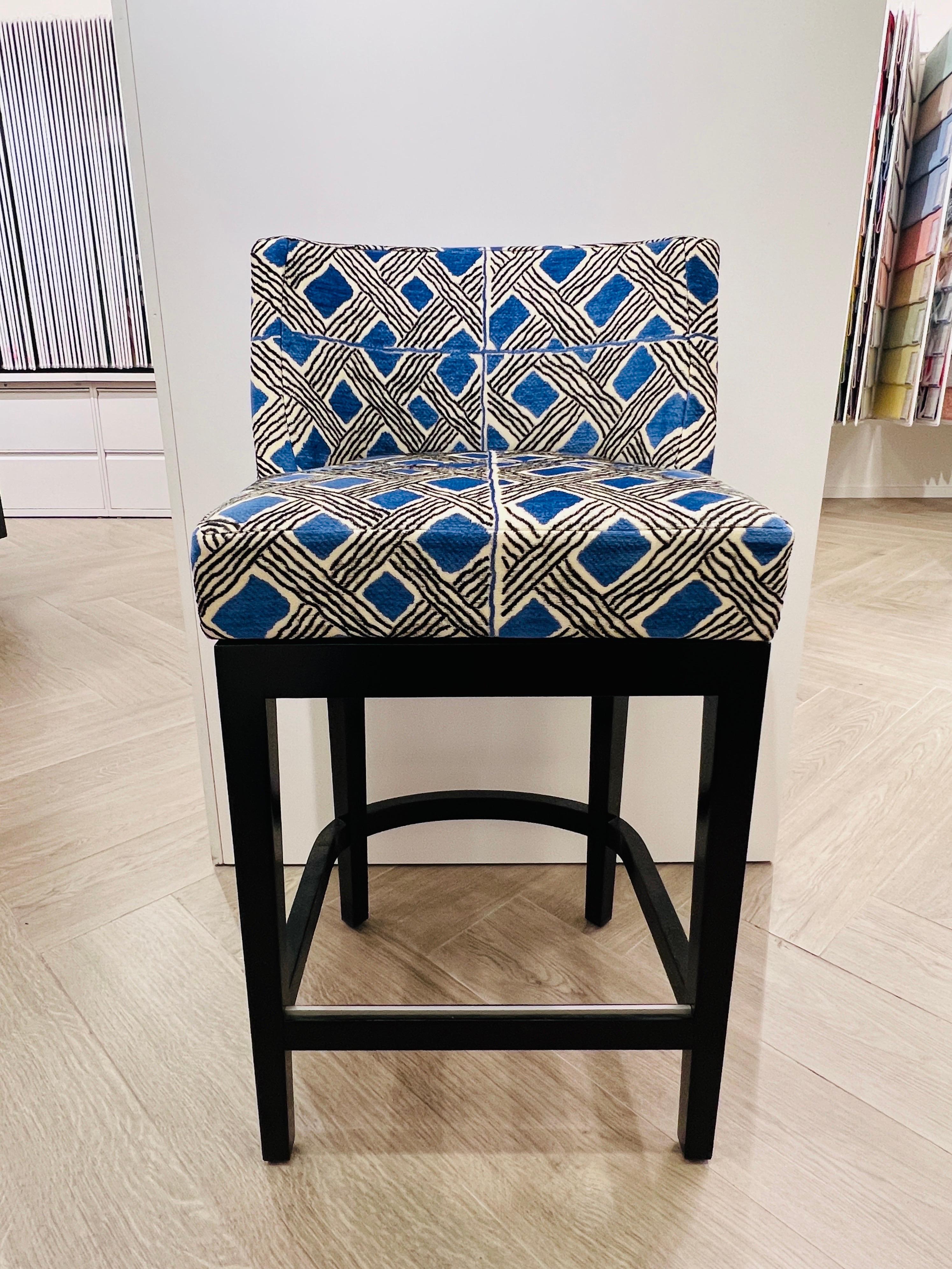 Moderne Paire de tabourets pivotants tapissés en chenille géométrique de Pierre Frey en vente
