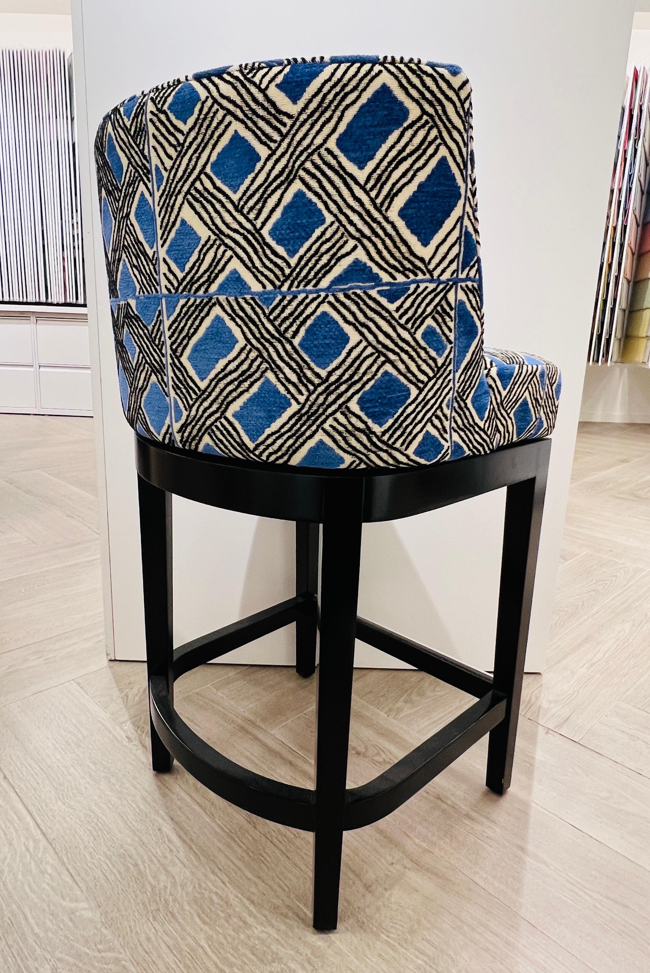 Paire de tabourets pivotants tapissés en chenille géométrique de Pierre Frey Bon état - En vente à Fort Lauderdale, FL