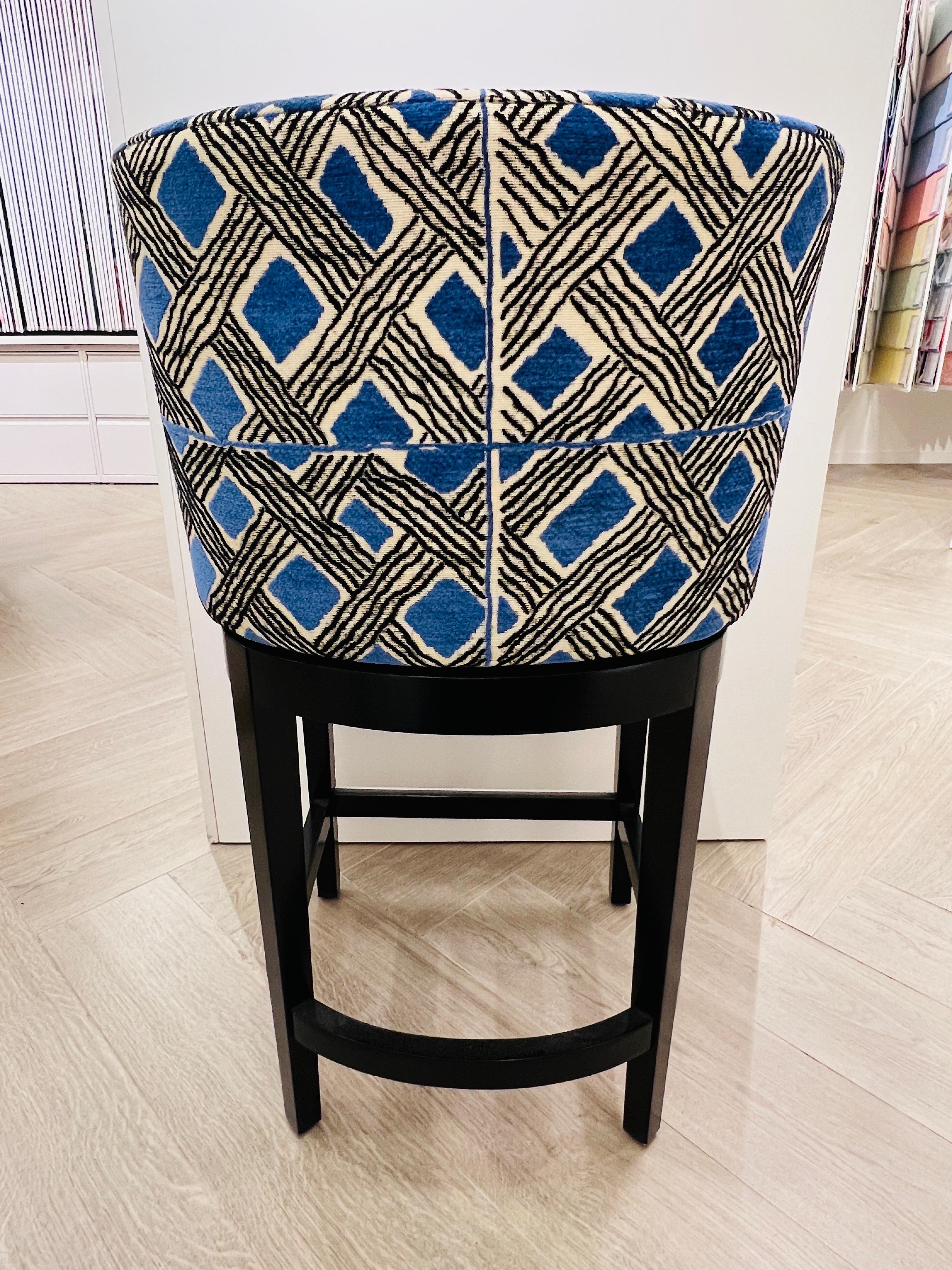 XXIe siècle et contemporain Paire de tabourets pivotants tapissés en chenille géométrique de Pierre Frey en vente