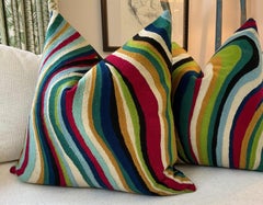 Almohadas rellenas de plumón Pierre Frey "Lagon" en ondas exóticas bordadas 22" - un par