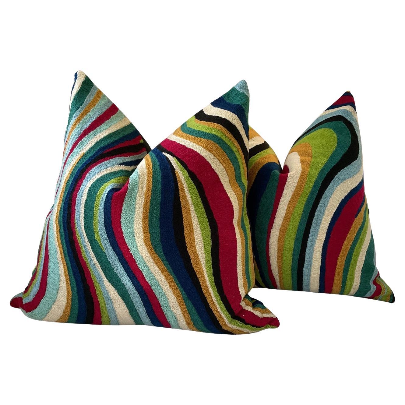Almohadas rellenas de plumón Pierre Frey "Lagon" en ondas exóticas bordadas 22" - un par en venta
