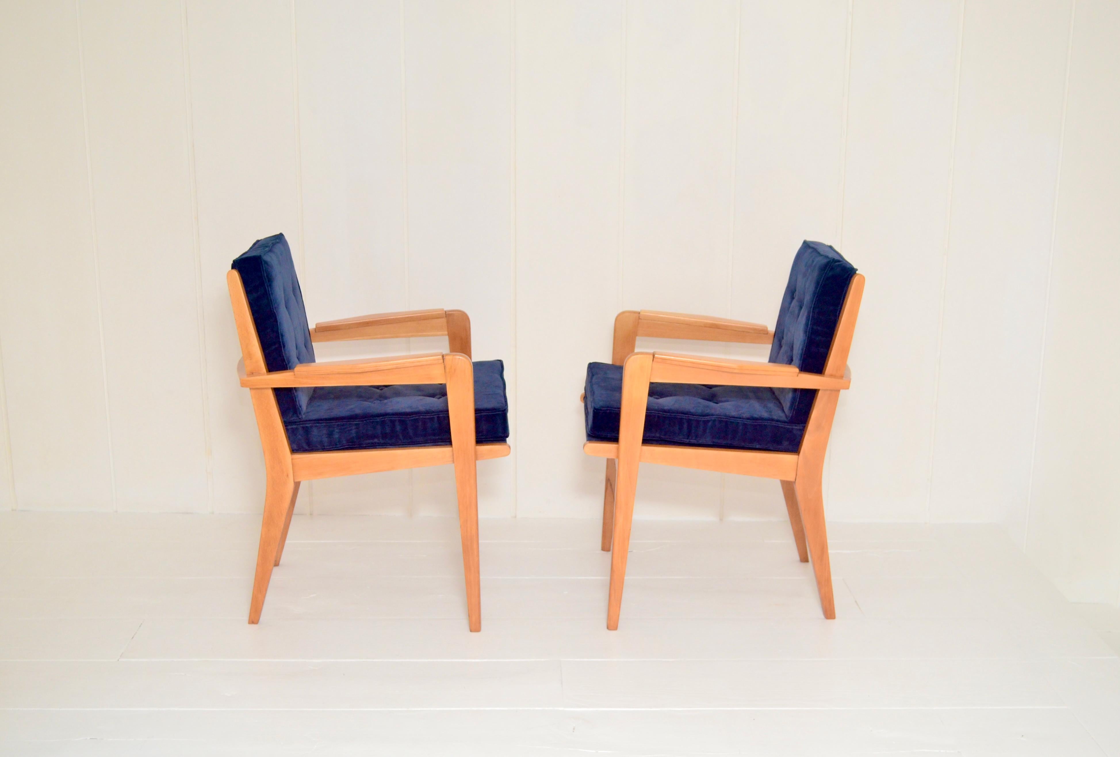 Pierre Guariche
Coppia di poltrone in rovere chiaro, modello FS104, con meccanismo 