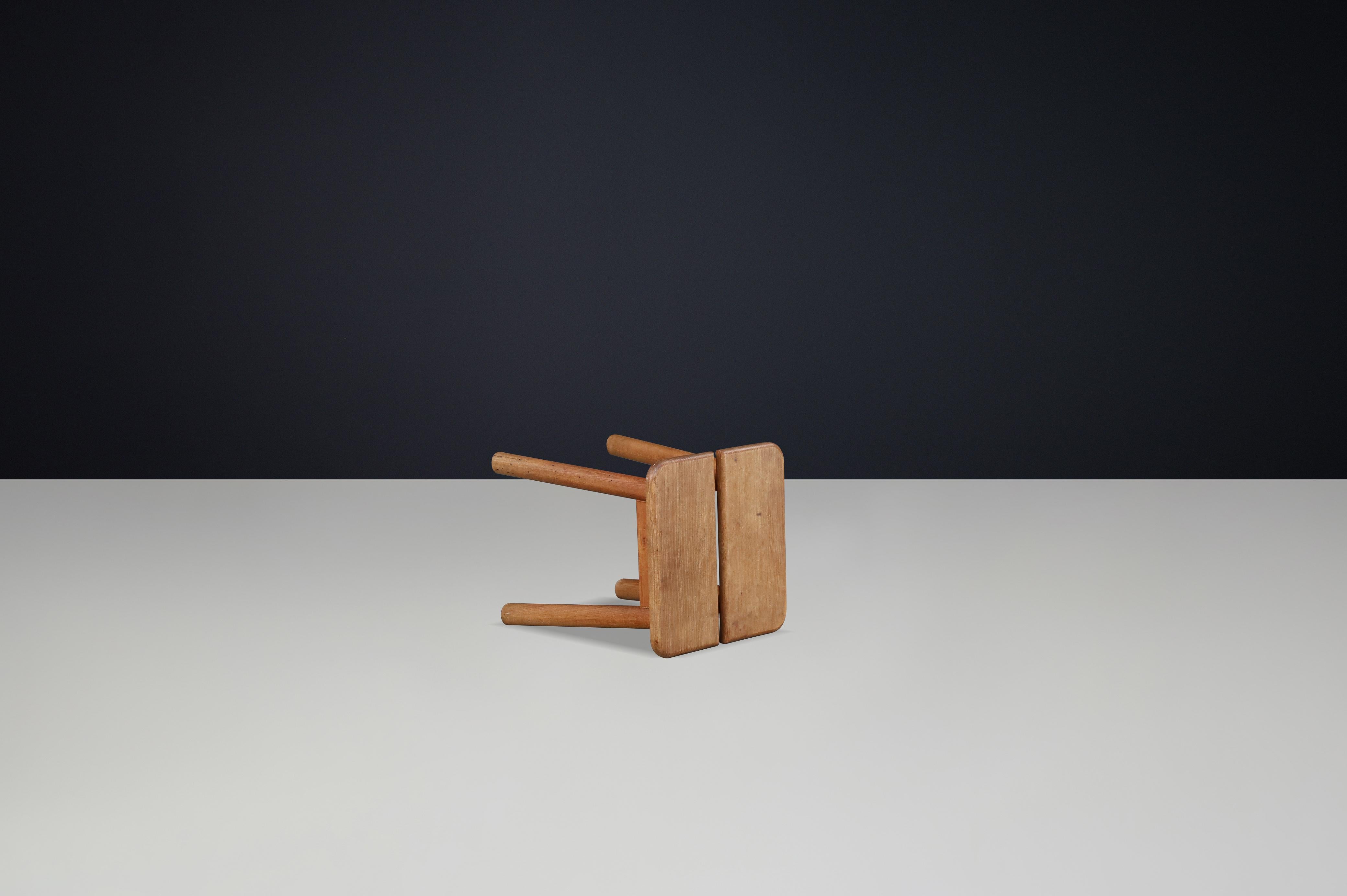 Pierre Gautier-Delaye “Coffee Bean” Stool in Stained Beechwood, France, 1960s

A rare and honest piece of mid-century French design, this “Coffee Bean” stool by Pierre Gautier-Delaye, crafted in the 1960s, is a testament to thoughtful construction