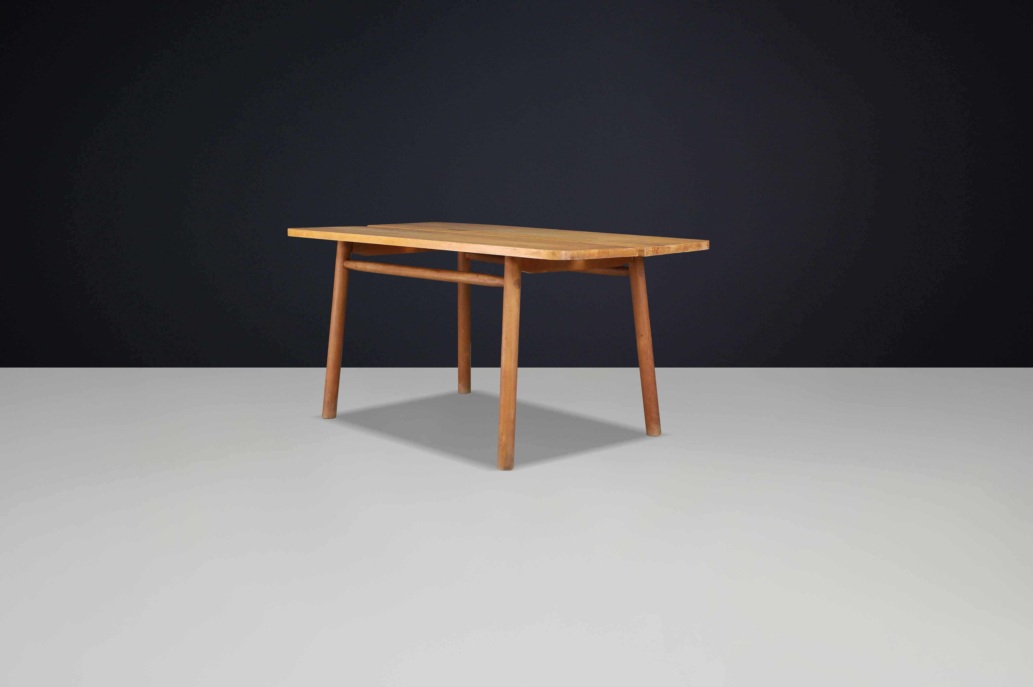 Tavolo da pranzo Pierre Gautier-Delaye in faggio massiccio, Francia, anni '50

Incarnazione senza tempo del design francese di metà secolo, questo squisito tavolo da pranzo di Pierre Gautier-Delaye cattura l'eleganza e la semplicità degli anni
