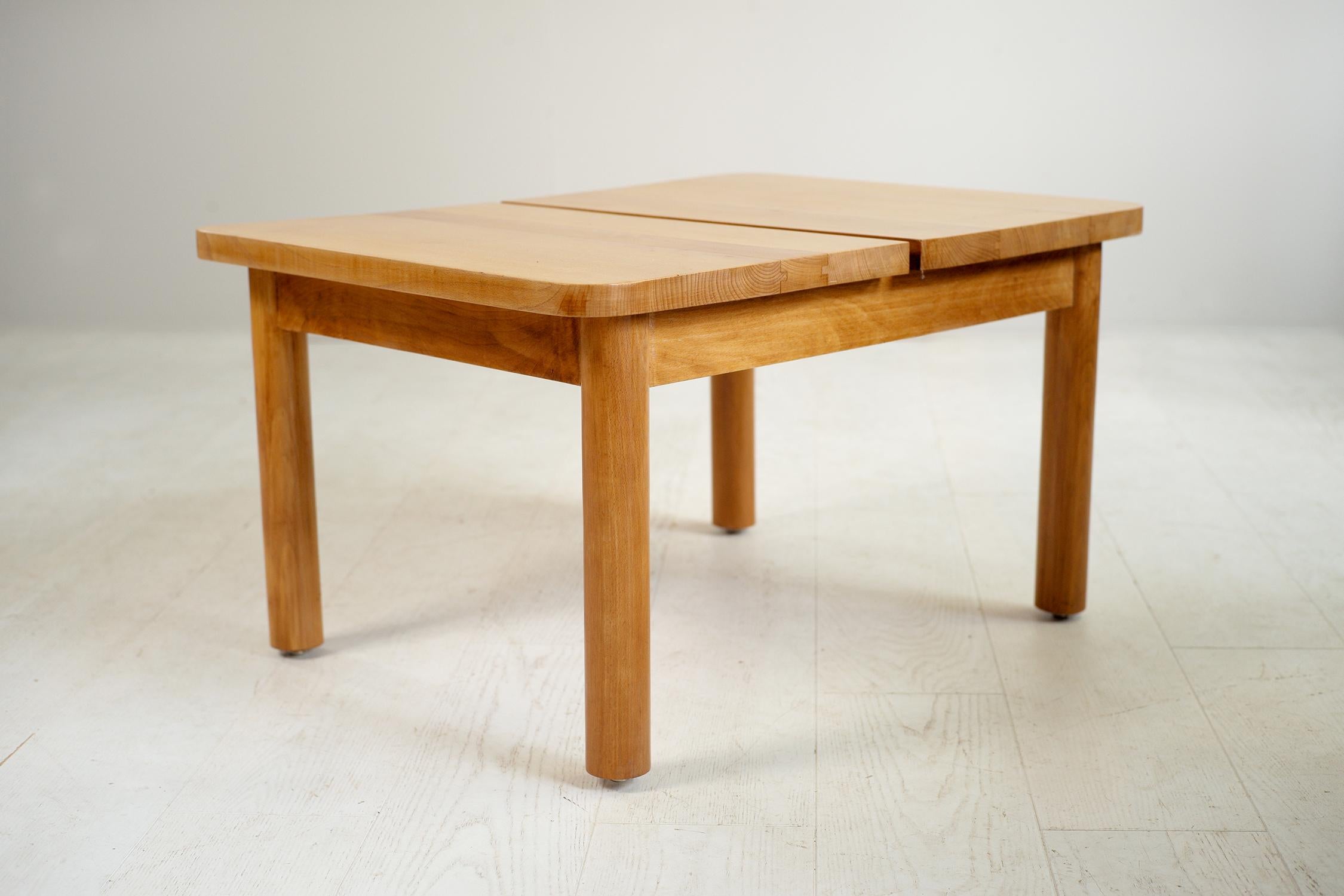 Pierre Gautier Delaye (1923-2006), rare pair of solid beech coffee tables, France, 1955. The rectangular openwork top in the middle rests on 4 log legs joined by crossbars. Like Charlotte Perriand, or previously Jacques Henry Le Même, Pierre Gautier
