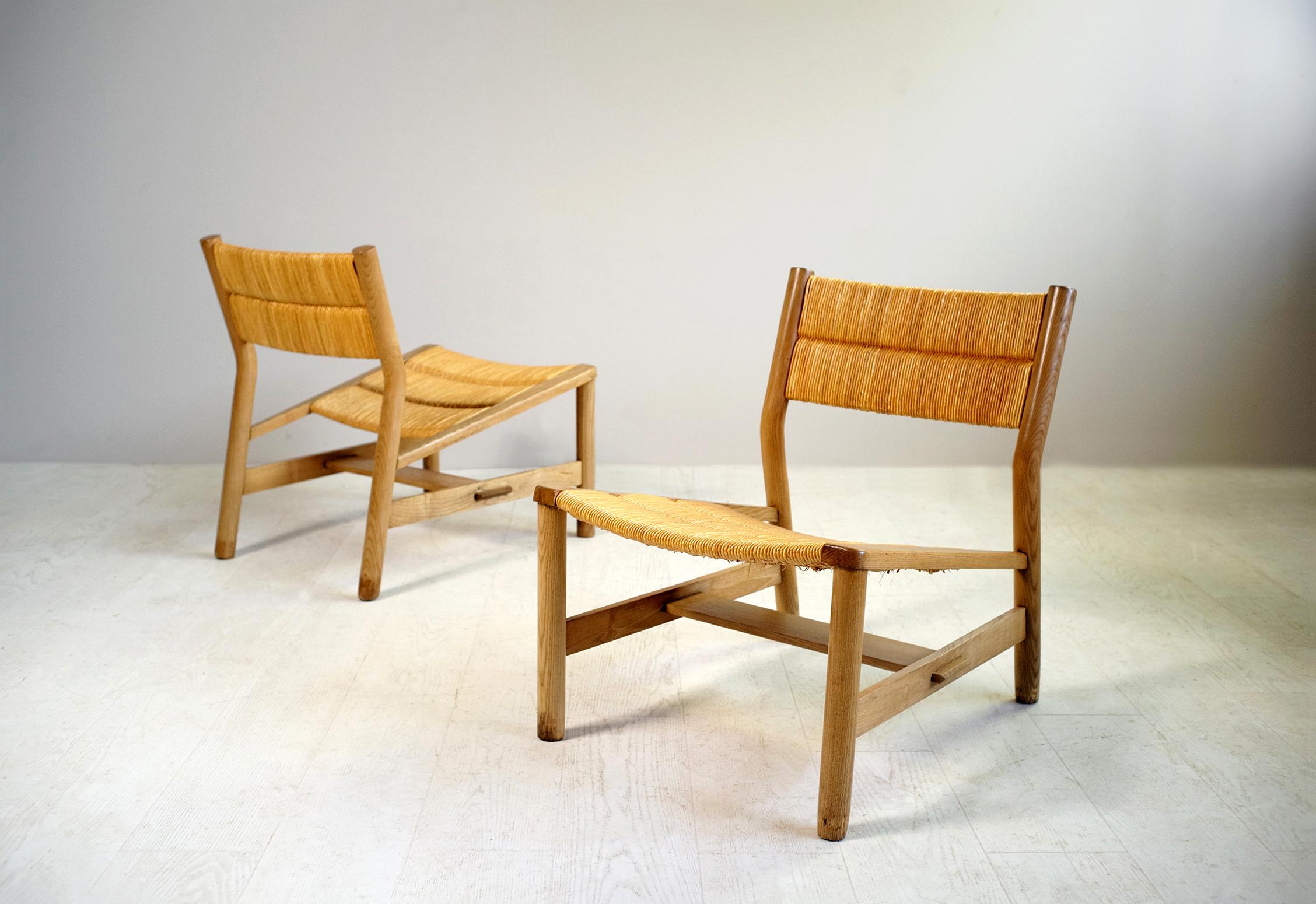 Pierre Gautier-Delaye, pair of ash and straw fireside chairs, Vergnères edition, France 1956. Drawing on popular furniture, Pierre Gautier-Delaye designed the week-end series in the early fifties, favoring natural materials such as pine , ash and