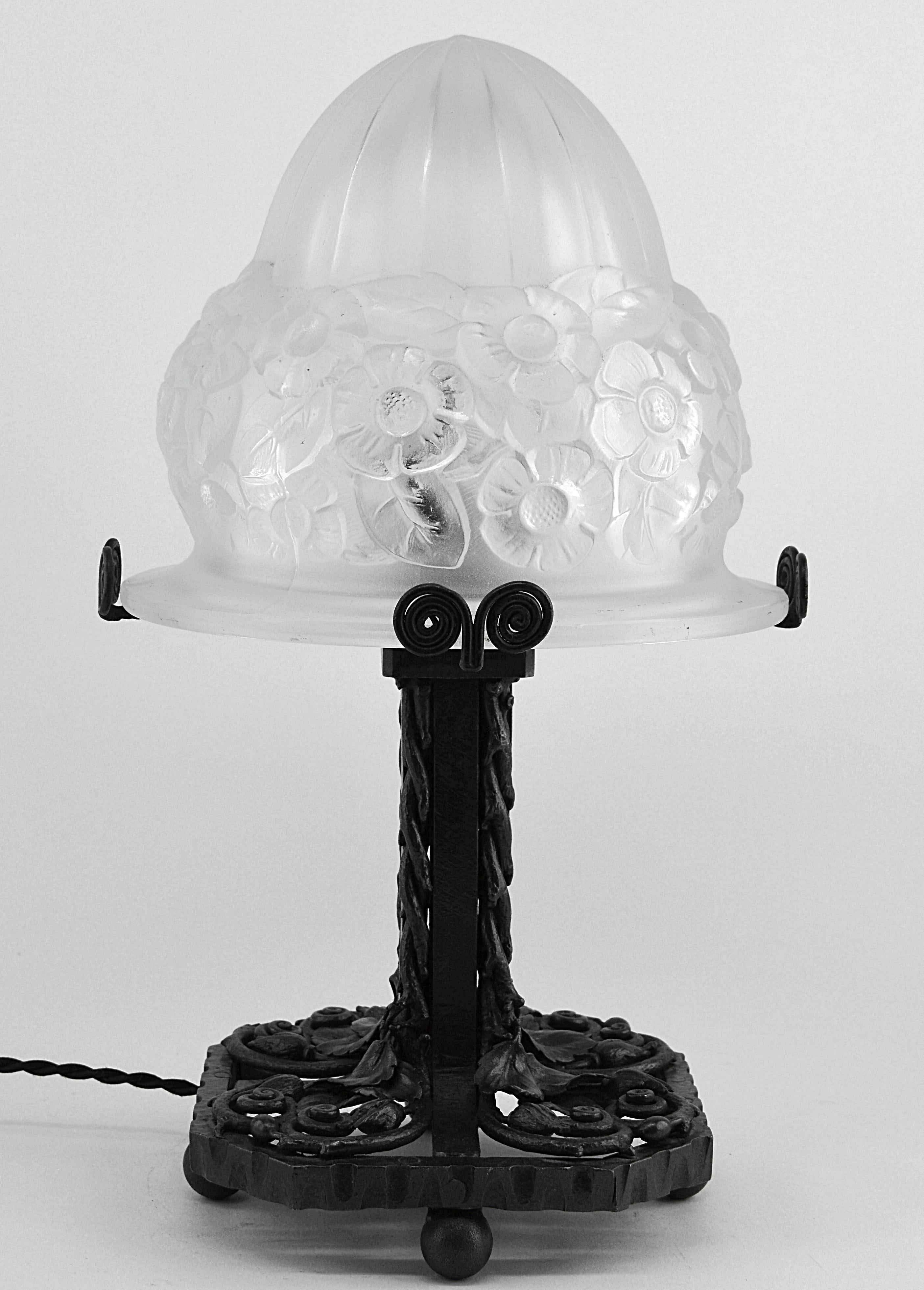 Lámpara de mesa Art Decó francesa de Pierre Gilles, Par�ís, años 20 - Vidrio y hierro forjado

Elegante lámpara de sobremesa francesa Art Déco diseñada por Pierre Gilles, fabricada en la década de 1920 en su taller situado en el número 27 de la calle