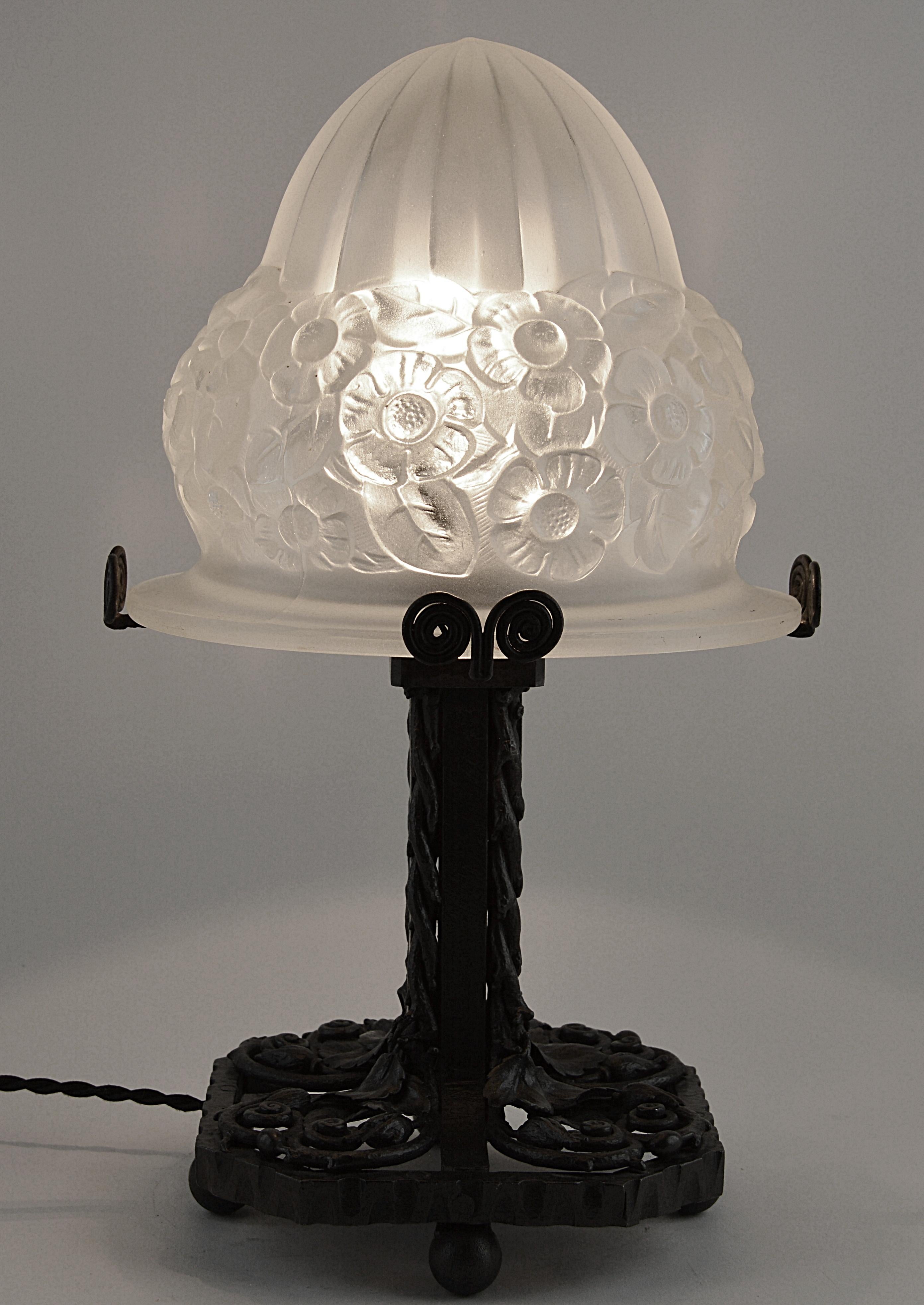 Lámpara de mesa francesa Art Déco de Pierre Gilles, 27 rue Esquirol, París 13e, Francia, años veinte. Vidrio y hierro forjado. Mismo periodo que Hettier-Vincent, Muller Freres, Degue, Charles Schneider. Tulipa gruesa de cristal blanco moldeado muy