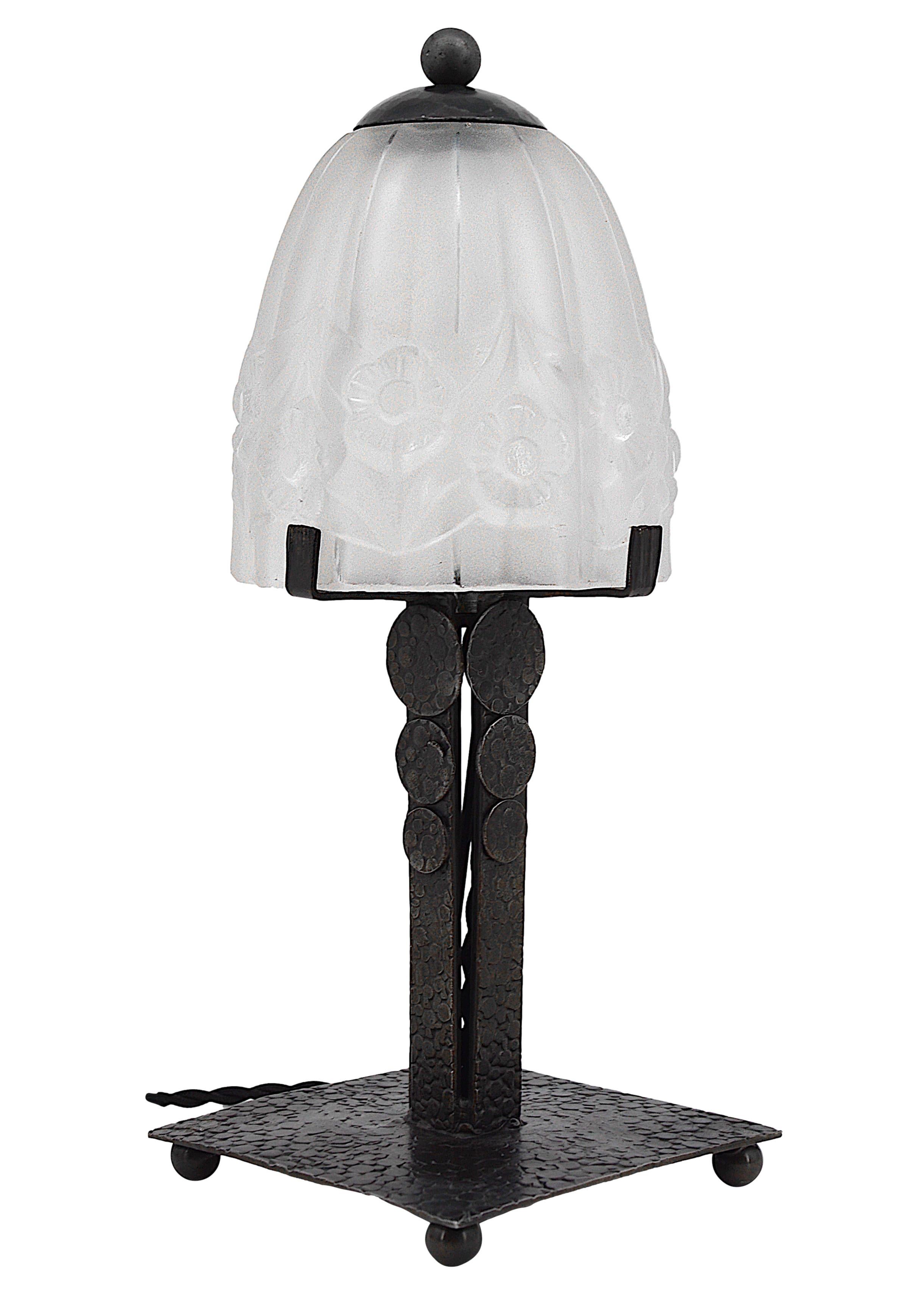 Lámpara de sobremesa francesa Art Déco de Pierre Gilles, París, años 20.
Elegante lámpara de sobremesa francesa Art Déco de los años 20 atribuida a Pierre Gilles, fabricada originalmente en el número 27 de la calle Esquirol, París 13e. Esta refinada