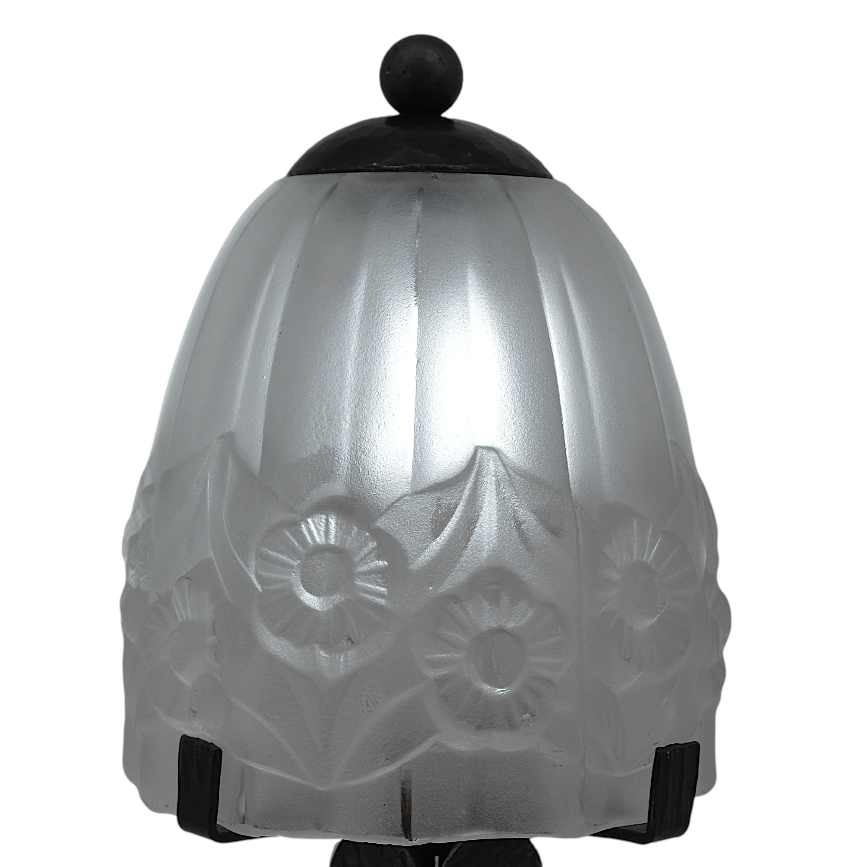 Pierre Gilles Lámpara de sobremesa francesa Art Déco de hierro forjado 1920 Vidrio en venta