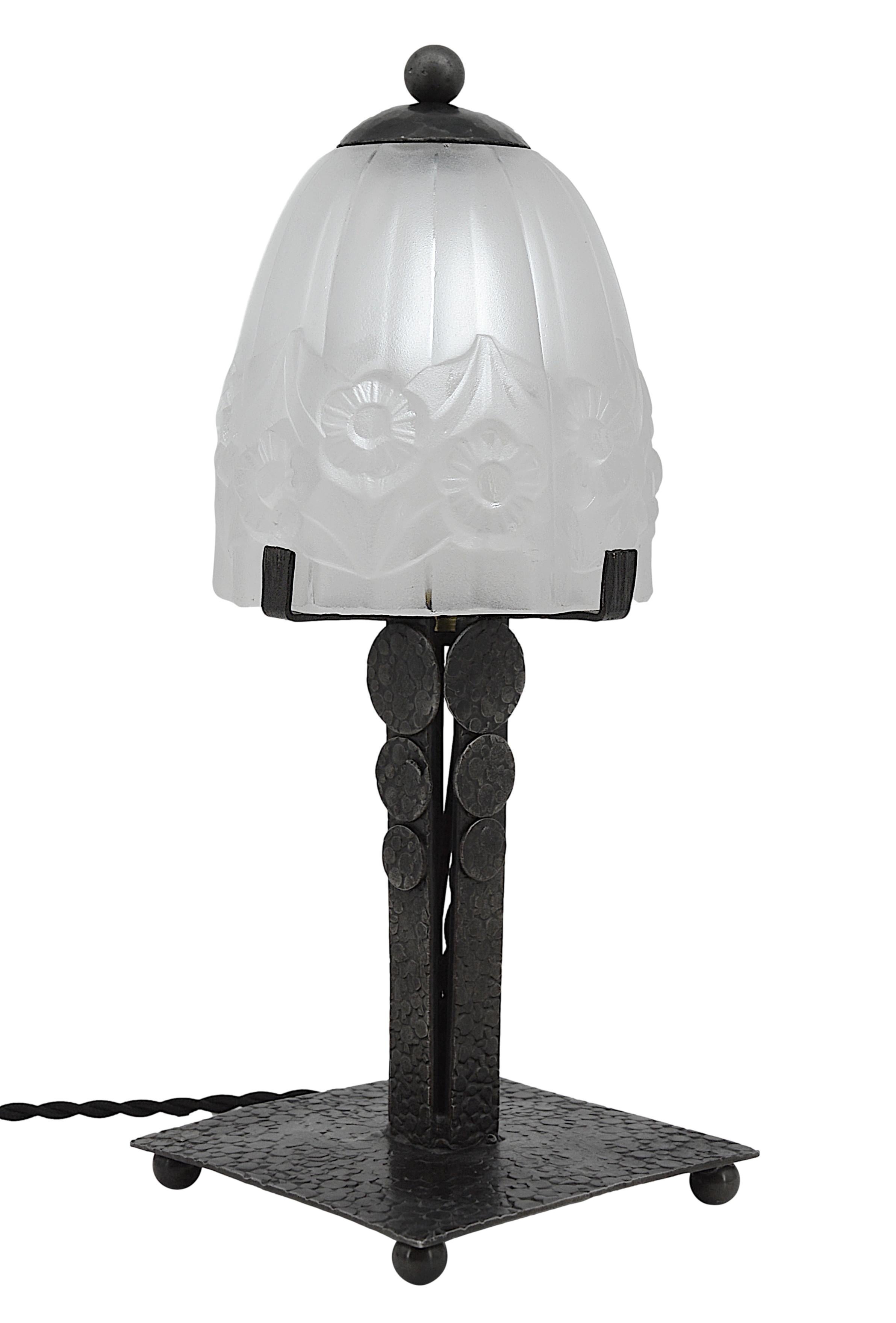 Lampe de table Art déco de Pierre Gilles, 27 rue Esquirol, Paris 13e, France, années 1920. Un épais abat-jour en verre moulé sur son élégant socle en fer forgé. Mesures : Hauteur : 11