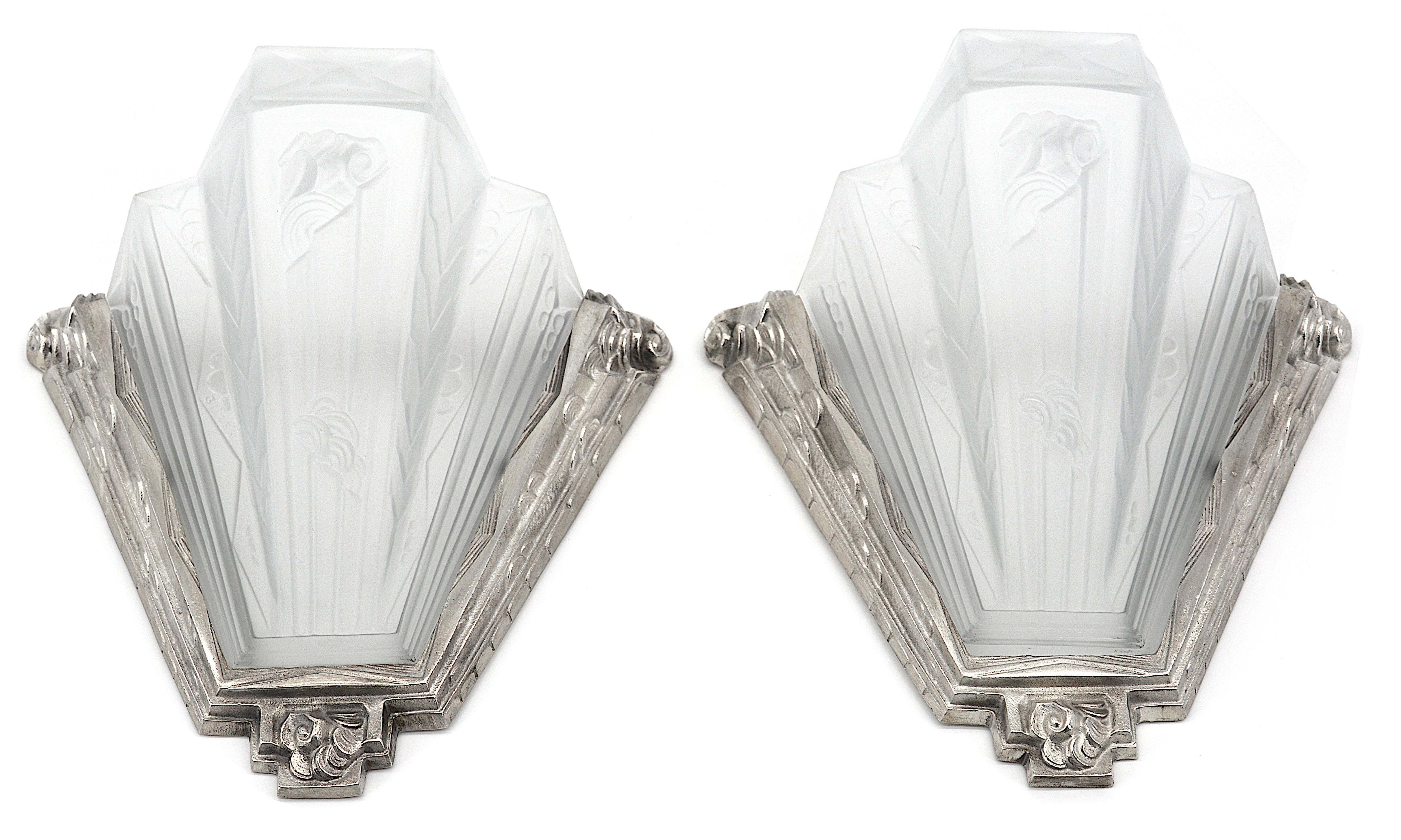 French Art Deco pair of wall sconces by Pierre Gilles, 27 rue Esquirol, Paris 13e, France, late 1930s. Glass and bronze. Same period as Hettier-Vincent, Muller Frères, Sabino, etc. Thick molded frosted glass shades inside their silver plated solid