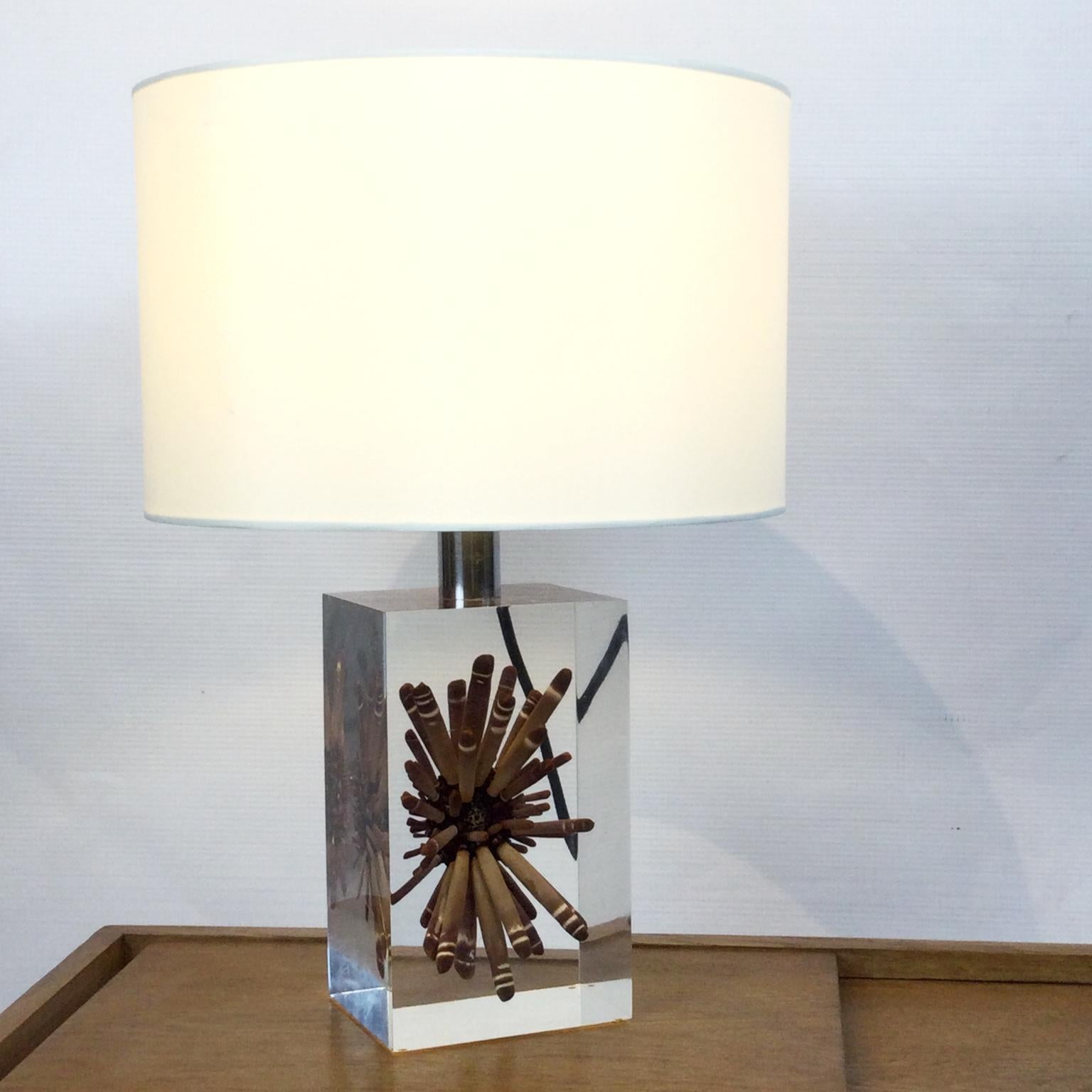 Pierre Giraudon 1970s Large Resin Table Lamp with Tropical Ursin Inclusion For Sale 1