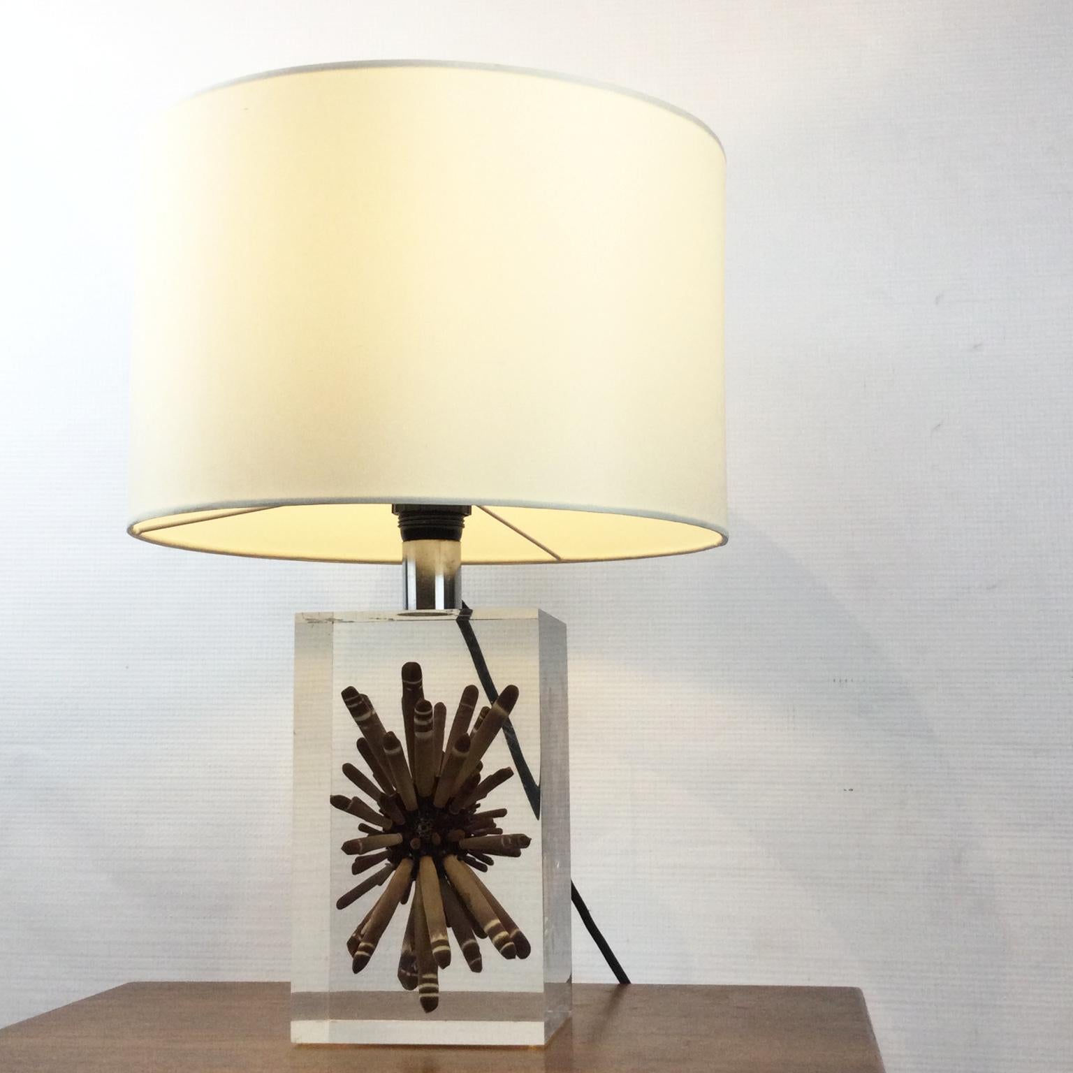 Pierre Giraudon 1970s Large Resin Table Lamp with Tropical Ursin Inclusion For Sale 3