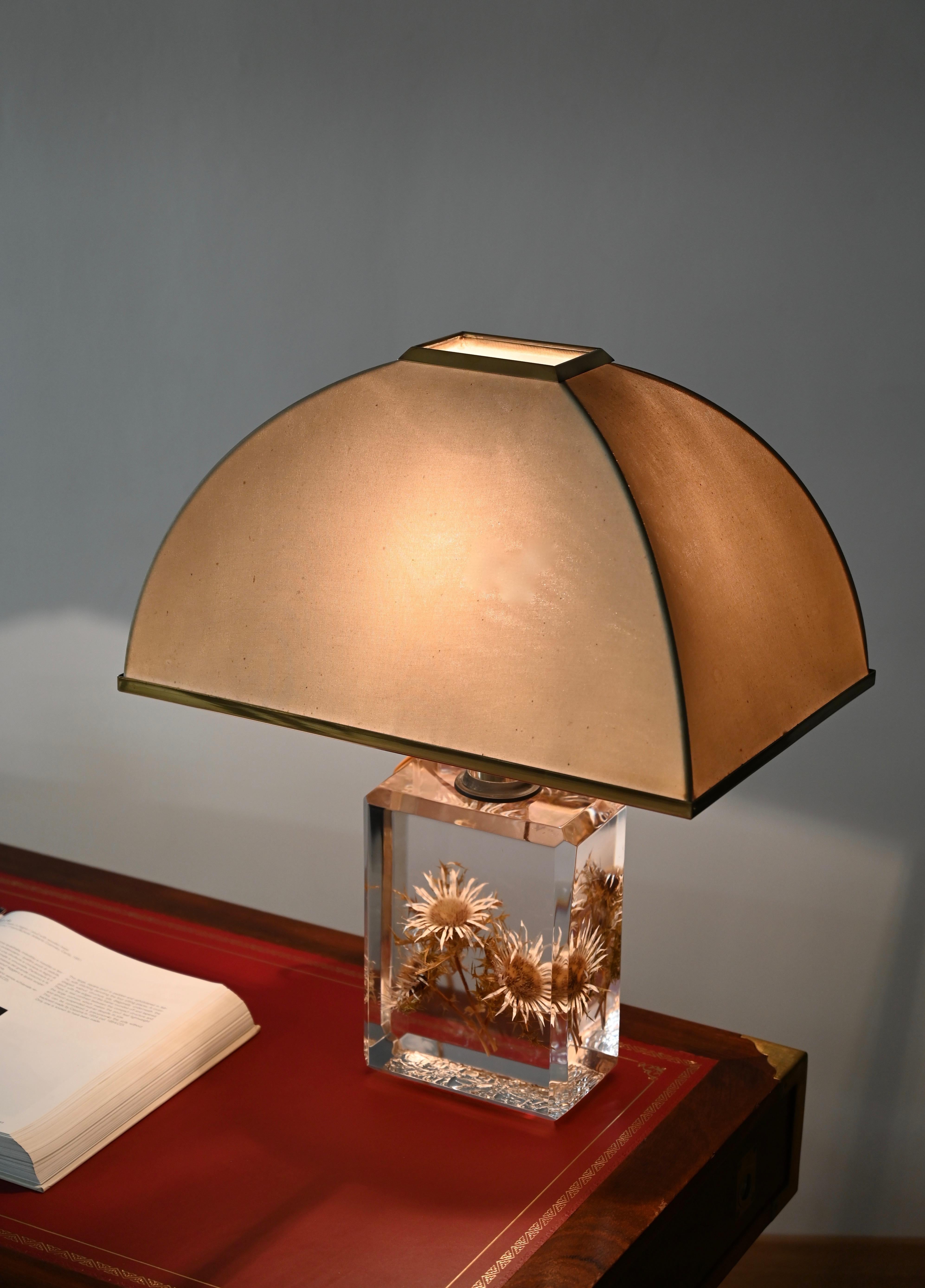 Pierre Giraudon Beveled Lucite with Thistles Table Lamp w/ Silk Shade, 1970s In Good Condition For Sale In Roma, IT