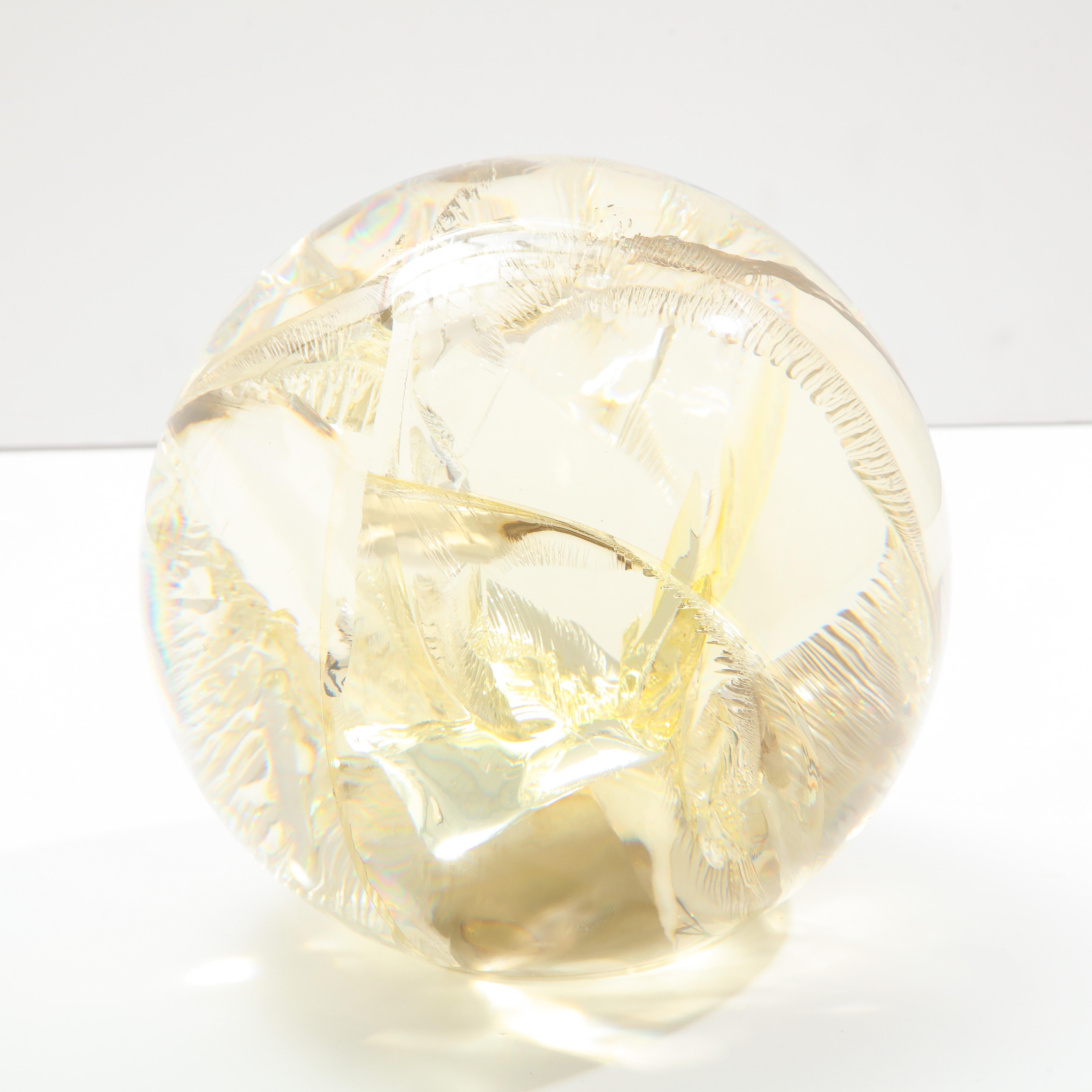 Sfera di resina fratturata, scultura in acrilico, oro giallo e trasparente in vendita 5