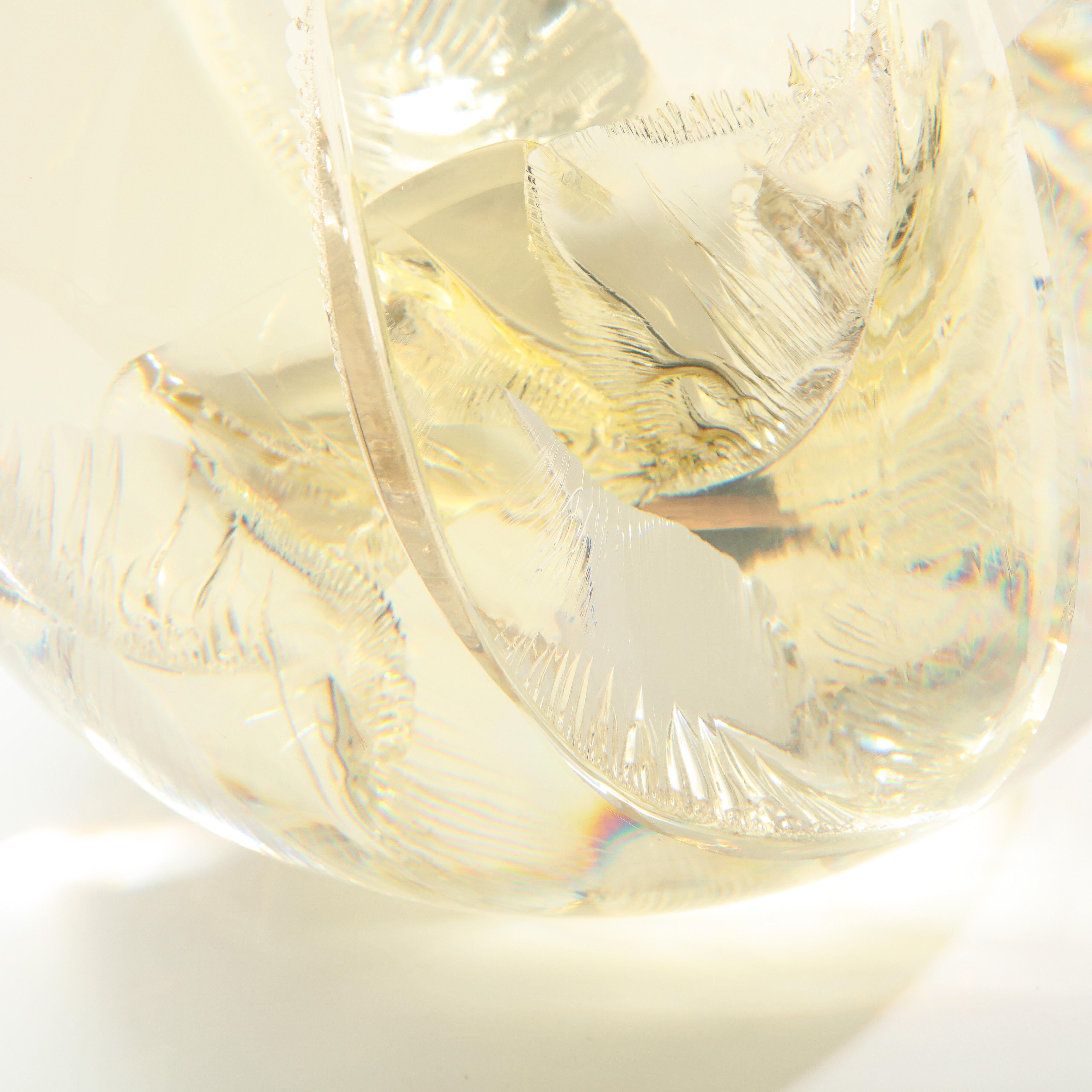 Resina Sfera di resina fratturata, scultura in acrilico, oro giallo e trasparente in vendita