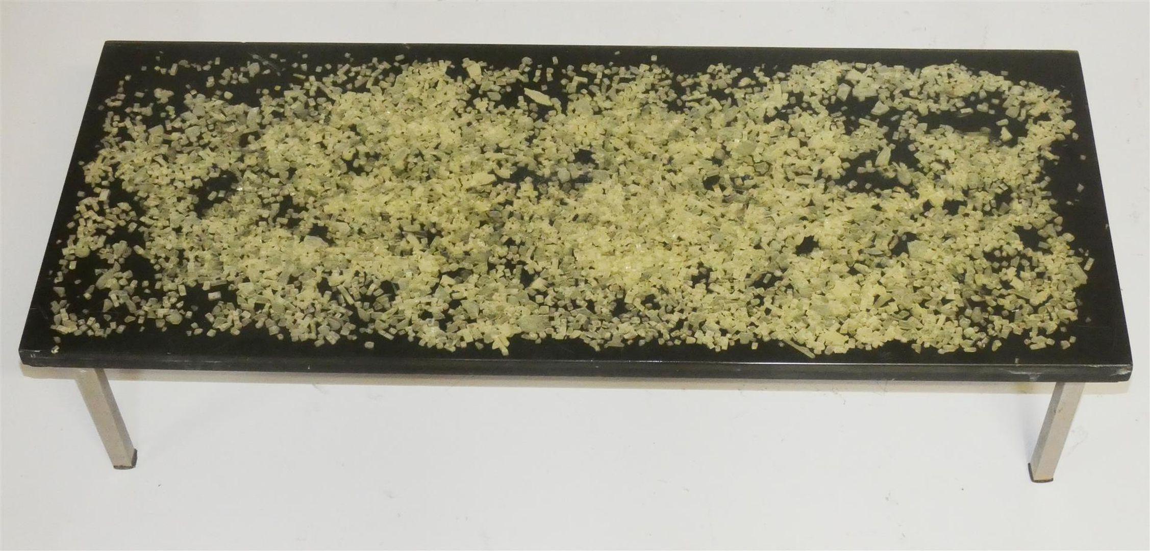 Pierre Giraudon, (en style) table basse en résine et métal circa 1970
Giraudon Pierre. Table basse rectangulaire, piètement métallique, 24 x 100 x 40 cm.