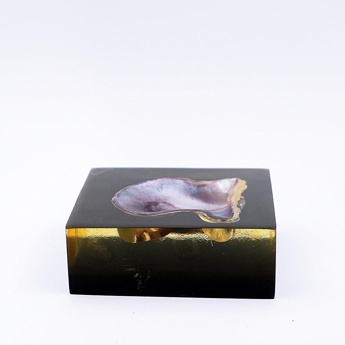 Jean Claude Dresse / Pierre Giraudon Inclusion de la coquille d'huître perlière
Vide Poche - années 1970 - Belgique - décoration
Dimensions : 13.5cmx13.5cm H:5cm 
MATERIAL : Epoxy - Coquille d'huître perlée
Pierre Giraudon est né en 1923. Dans les