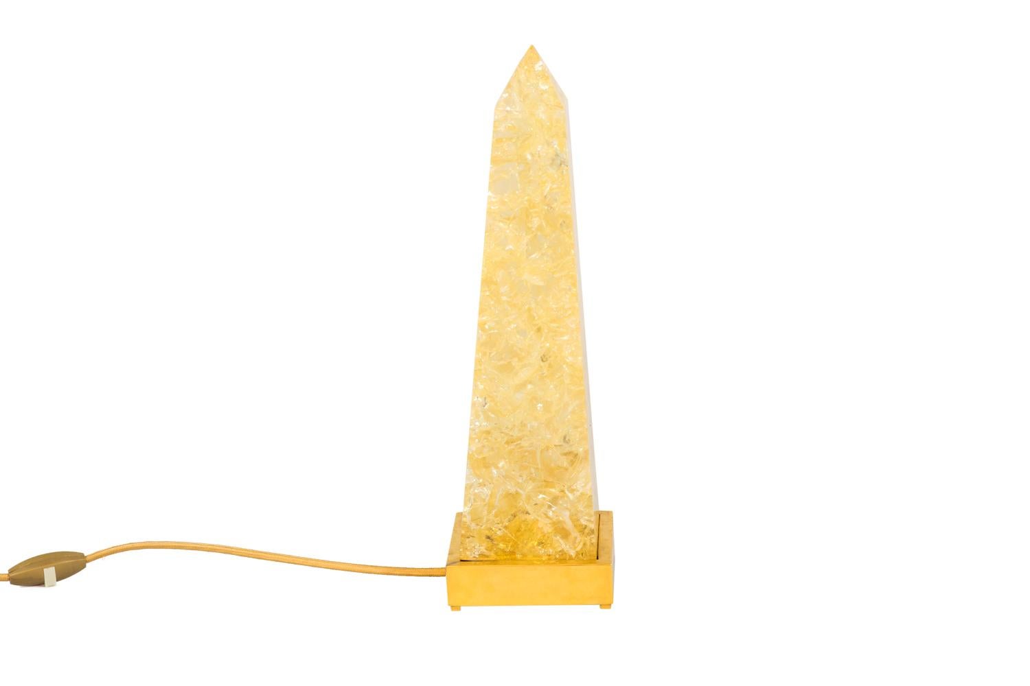 Pierre Giraudon, dem zugeschrieben wird.
Obelisk-Lampe aus fraktalem Harz auf einem quadratischen Sockel aus vergoldetem Messing.

Das Werk wurde in den 1970er Jahren realisiert.

Neue und funktionsfähige elektrische Anlage.

Pierre Giraudon
