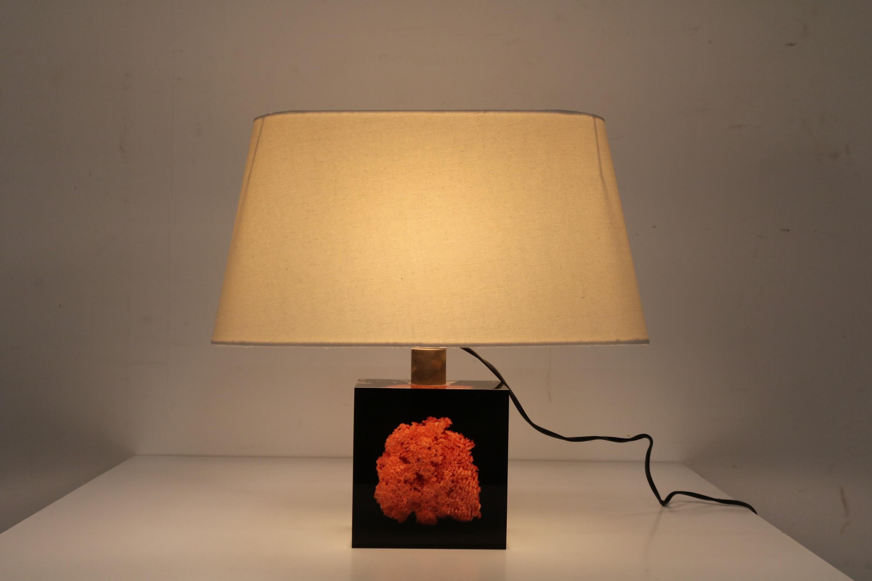 Pierre Giraudon Lámpara de mesa de resina y coral, Francia, 1970 finales del siglo XX en venta