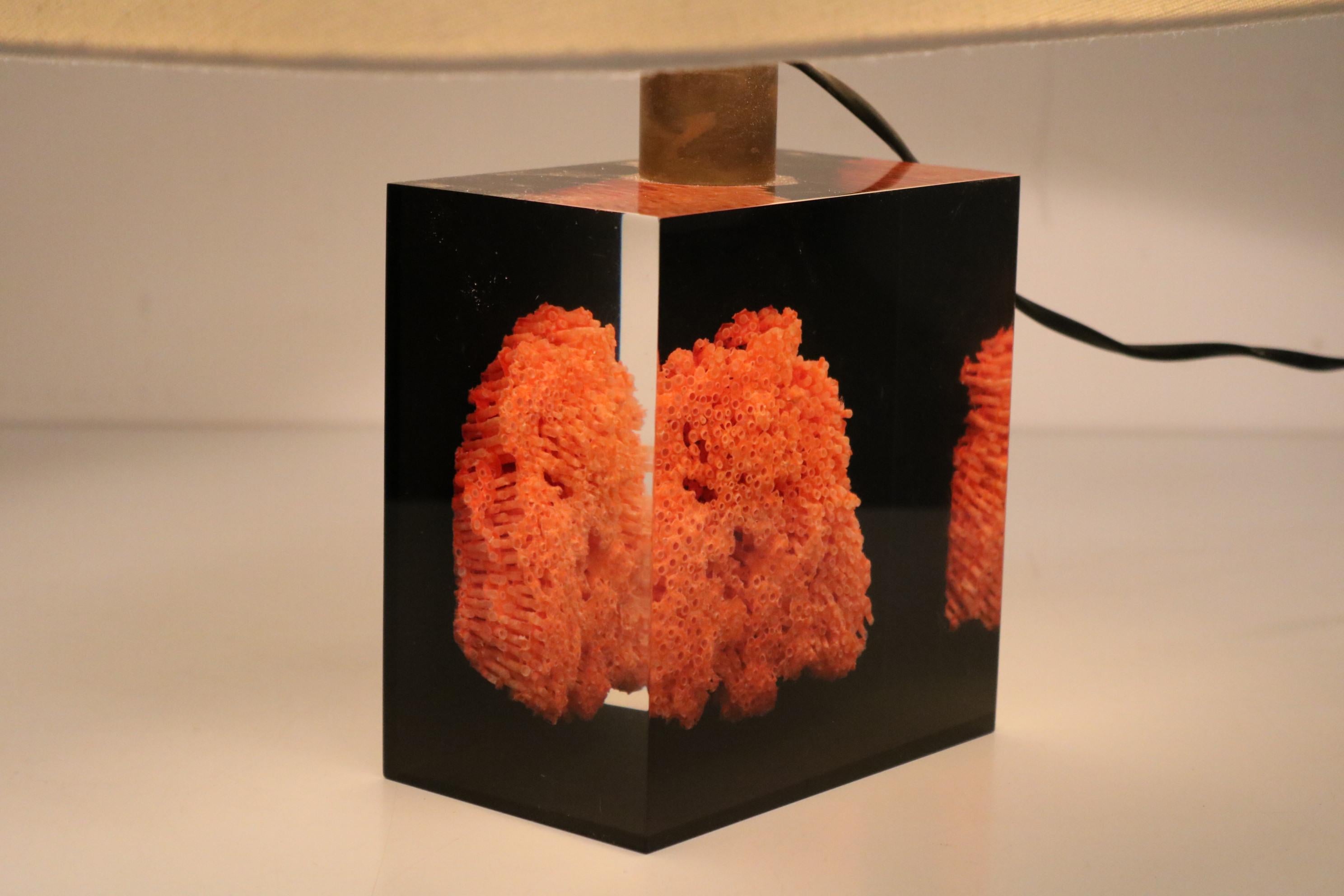 Pierre Giraudon Lámpara de mesa de resina y coral, Francia, 1970 en venta 1
