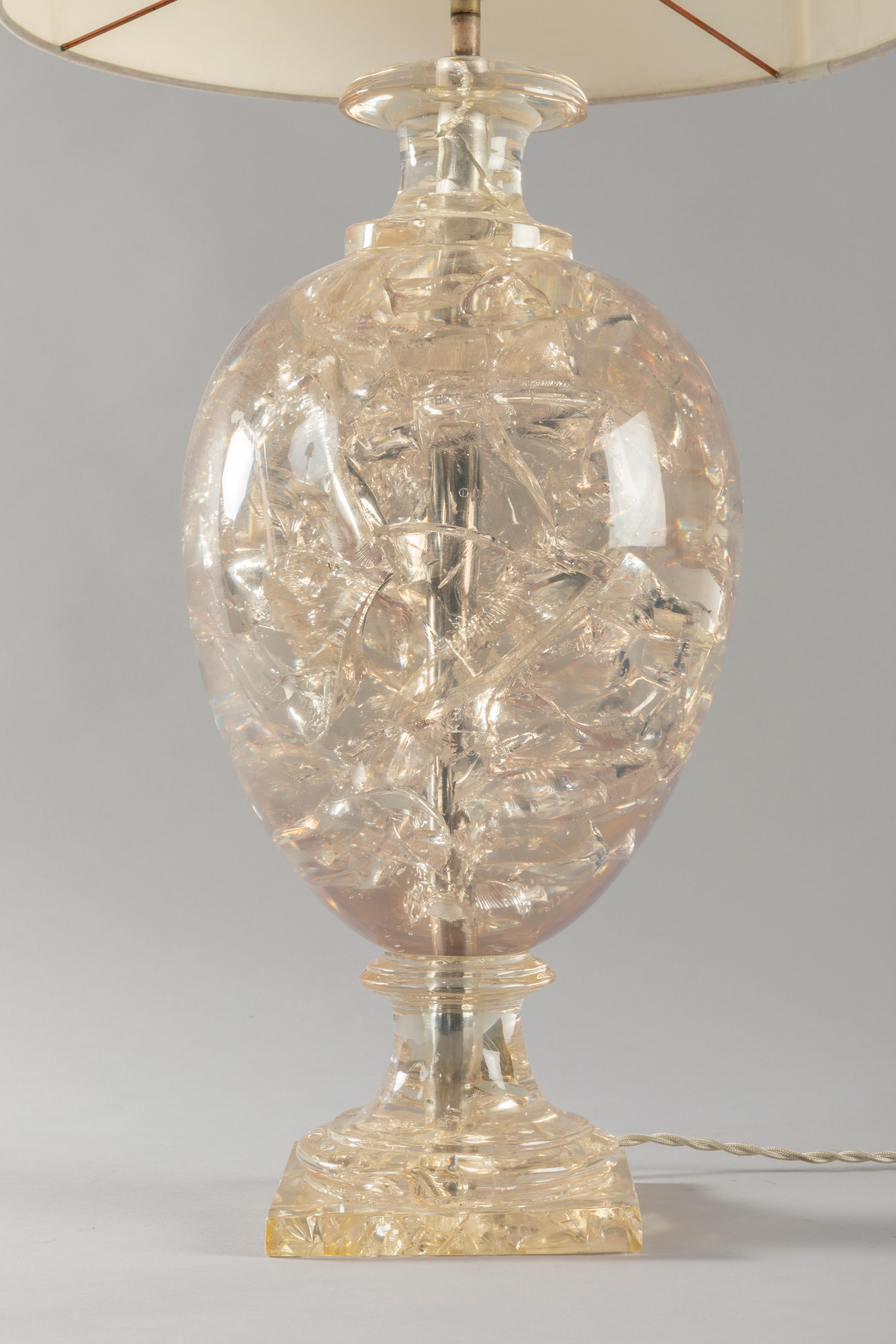 Un soupçon de couleur champagne pour cette belle lampe midcentury en résine fractale de Pierre Giraudon. Cette technique donne de beaux reflets et accroche la lumière. Très glamour.