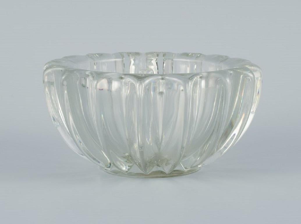 Pierre Gire (1901-1984), aka Pierre d'Aesn, France.
Large bowl in clear art glass.
Art Deco style.
Approx. 1940s.
In perfect condition.
Dimensions: D 17.5 x H 9.5 cm.

Pierre Gire (1901-1984), alias Pierre d'Enesn.
He worked at Rene Lalique
