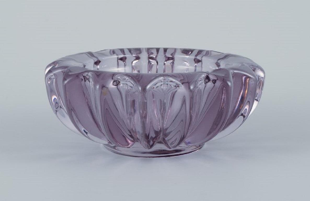 Pierre Gire (1901-1984), aka Pierre d'Aesn, France.
Light purple art glass bowl.
Art Deco style.
Approx. 1940s.
Perfect condition.
Dimensions: D 13.5 x H 5.5 cm.

Pierre Gire (1901-1984), Alias Pierre d'Enesn.
He worked at Rene Lalique for