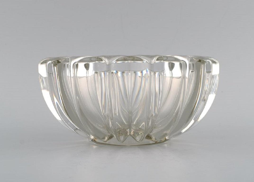 Pierre Gire (1901-1984), aka Pierre d'Avesn. 
Art Deco bowl in clear art glass. 1930s / 40s.
Measures: 18.5 x 9 cm.
In excellent condition.
Stamped.

Pierre Gire (1901-1984), aka Pierre d'Avesn. 
In the beginning, at 14 years old, he worked at Rene