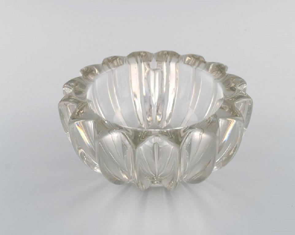 Pierre Gire (1901-1984), aka Pierre d'Avesn. Art Deco bowl in clear art glass. In Excellent Condition For Sale In Copenhagen, DK