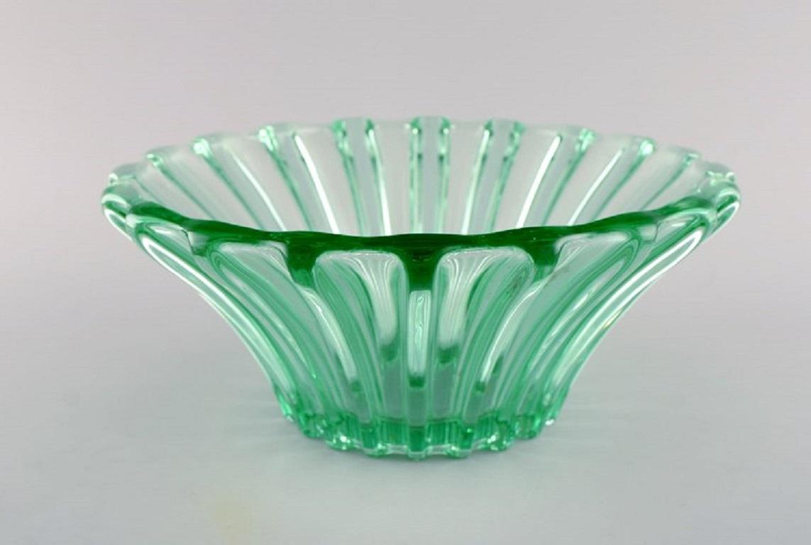 Pierre Gire (1901-1984), aka Pierre d'Avesn. Art Deco bowl in green mouth blown art glass. 1940s.
Measures: 27 x 11 cm.
In excellent condition.
Stamped.
In the beginning, at 14 years old, he worked at Rene Lalique's for 10 years. During this