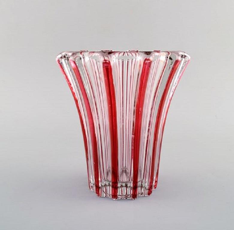 Pierre Gire (1901-1984), auch bekannt als Pierre d'Avesn. Art-Déco-Vase aus rosafarbenem und klarem Kunstglas, 1940er Jahre.
Maße: 16,5 x 15,5 cm.
In sehr gutem Zustand.
Pierre Gire (1901-1984), auch bekannt als Pierre d'Avesn.
Am Anfang, mit 14