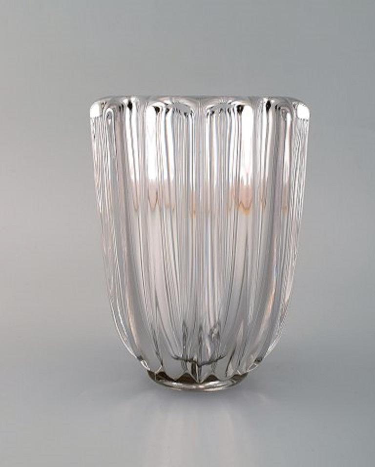 Pierre Gire (1901-1984), aka Pierre d'Avesn. Art Deco vase in clear art glass, 1940s.
Measures: 18 x 13.5 cm.
In very good condition.
Pierre Gire (1901-1984), aka Pierre d'Avesn.
In the beginning, at 14 years old, he worked at Rene Lalique's for