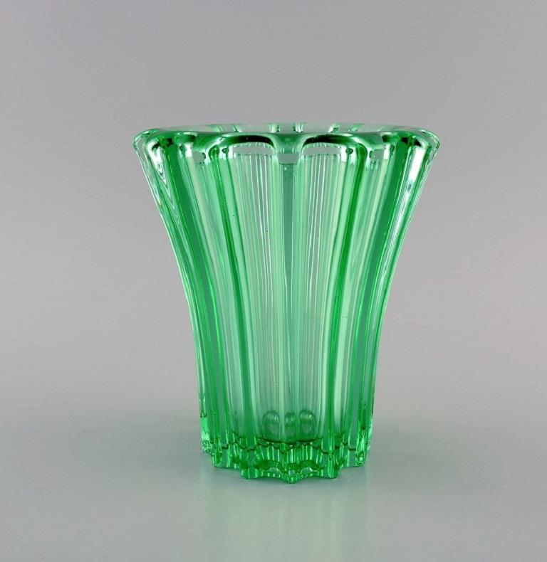 Pierre Gire (1901-1984), alias Pierre d'Avesn. Vase Art Déco en verre d'art vert clair. 1940's.
Mesures : 16,5 x 15 cm.
En parfait état.

Pierre Gire (1901-1984), alias Pierre d'Avesn. 
Au début, à 14 ans, il a travaillé chez René Lalique