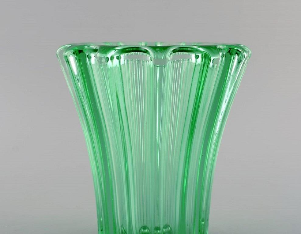 Art déco Pierre Gire, alias Pierre d'Avesn. Vase Art Déco en verre vert clair en vente