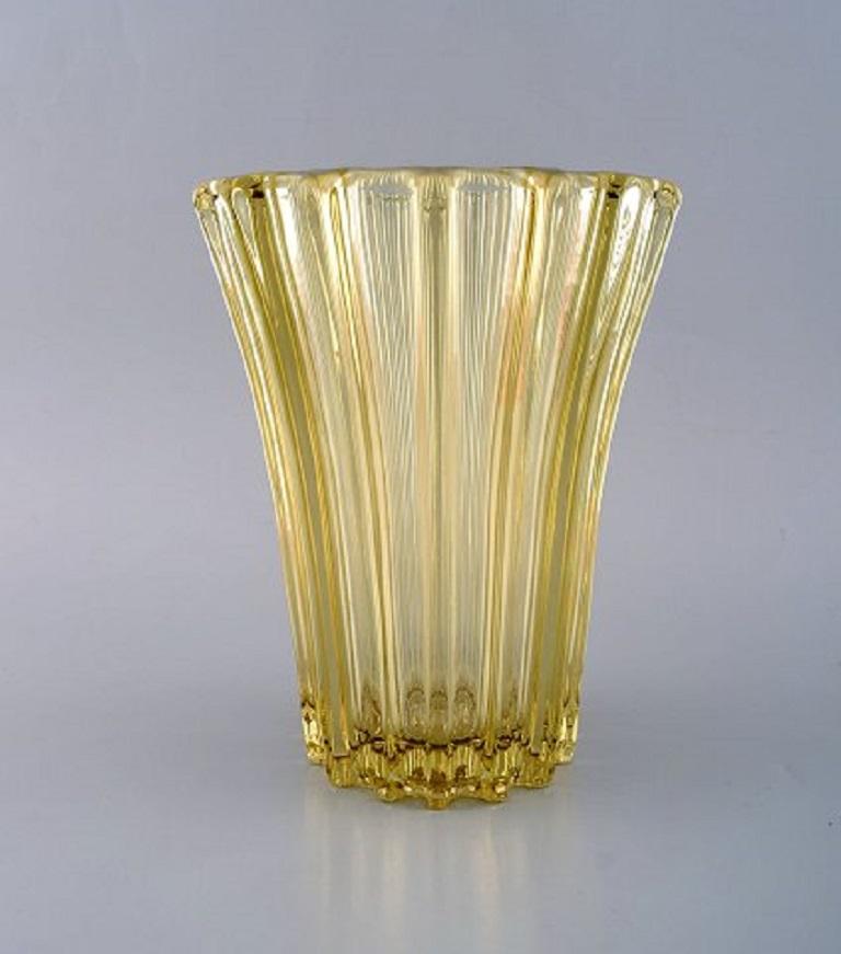 Pierre Gire (1901-1984), aka Pierre D'Avesn. Art Deco vase in yellow art glass, 1940s.
Measures: 22.5 x 17.5 cm.
In very good condition.
Pierre Gire (1901-1984), aka Pierre D'Avesn.
In the beginning, at 14 years old, he worked at Rene Lalique's
