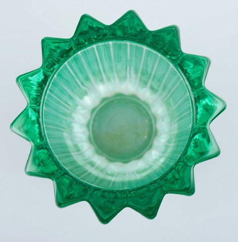 Français Pierre Gire (1901-1984), vase Art Déco en verre d'art vert clair en vente