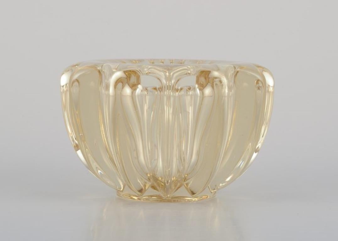 Pierre Gire (1901-1984), auch bekannt als Pierre d'Avesn, Frankreich
Art Deco Schale aus gelbem Kunstglas.
Ungefähr in den 1940er Jahren.
Markiert.
In ausgezeichnetem Zustand.
Abmessungen: Höhe: 7,0 cm x Durchmesser: 10,7 cm.

Pierre Gire