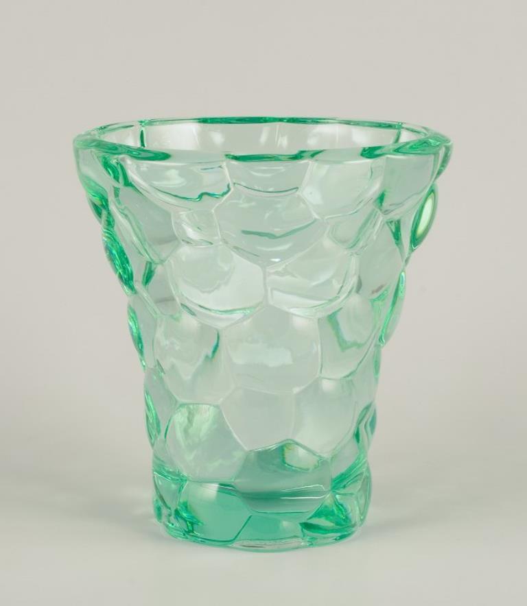 Pierre Gire (1901-1984), noto anche come Pierre D'Avesn, Francia.
Vaso Art Déco in vetro artistico verde. Motivo geometrico.
Dagli anni '40.
In ottime condizioni, con piccole scheggiature nella parte inferiore. Vedi foto.
Dimensioni: D 16,5 cm x H