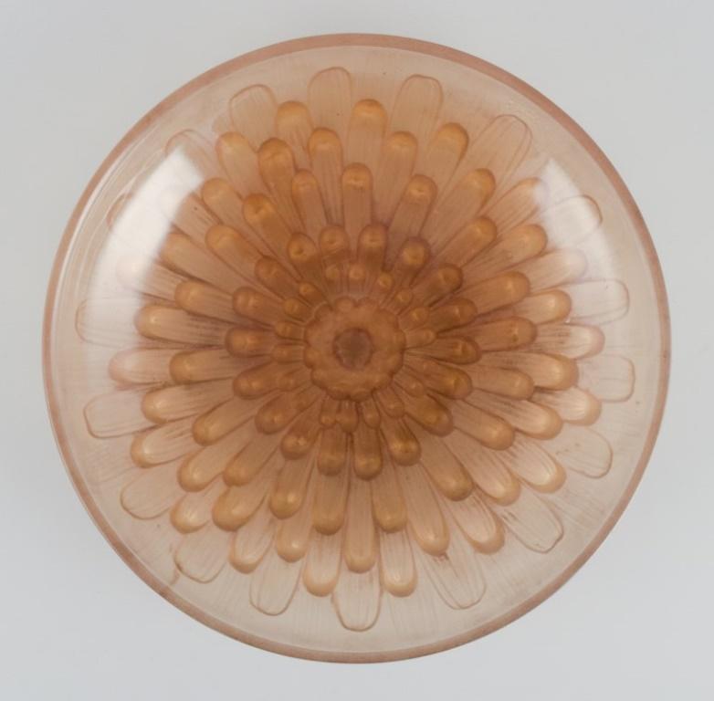 Pierre Gire (1901-1984), also known as Pierre d'Avesn, French glass artist. 
Smoky Art Deco glass bowl. Designed with a flower motif.
Approximately 1940.
Marked.
In perfect condition.
Dimensions: D 24.5 cm x H 5.5 cm.

Pierre Gire (1901-1984), alias